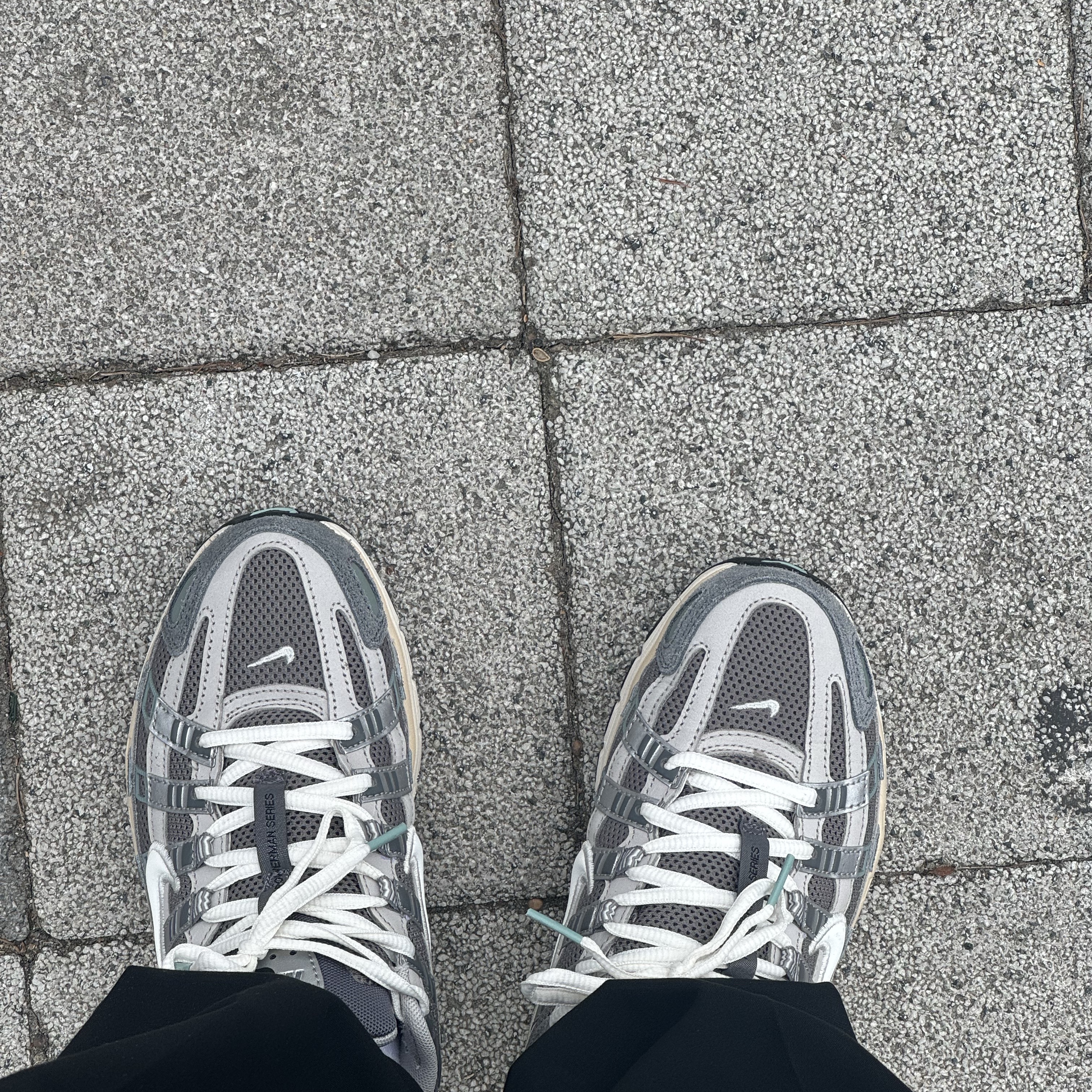 Nike P-6000 Flat Pewter Light Iron Ore 착용 스타일