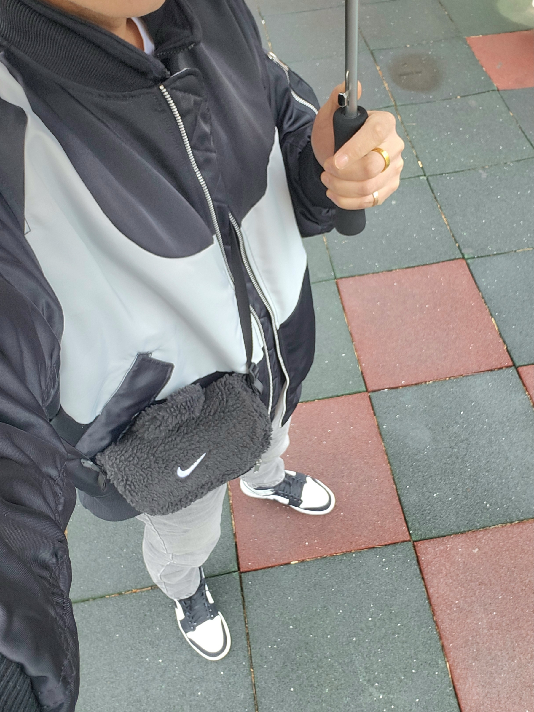 (Kids) Nike NSW Faux Fur Crossbody Bag Black, Nike NSW Swoosh Therma-Fit Bomber Black - Asia 착용 스타일