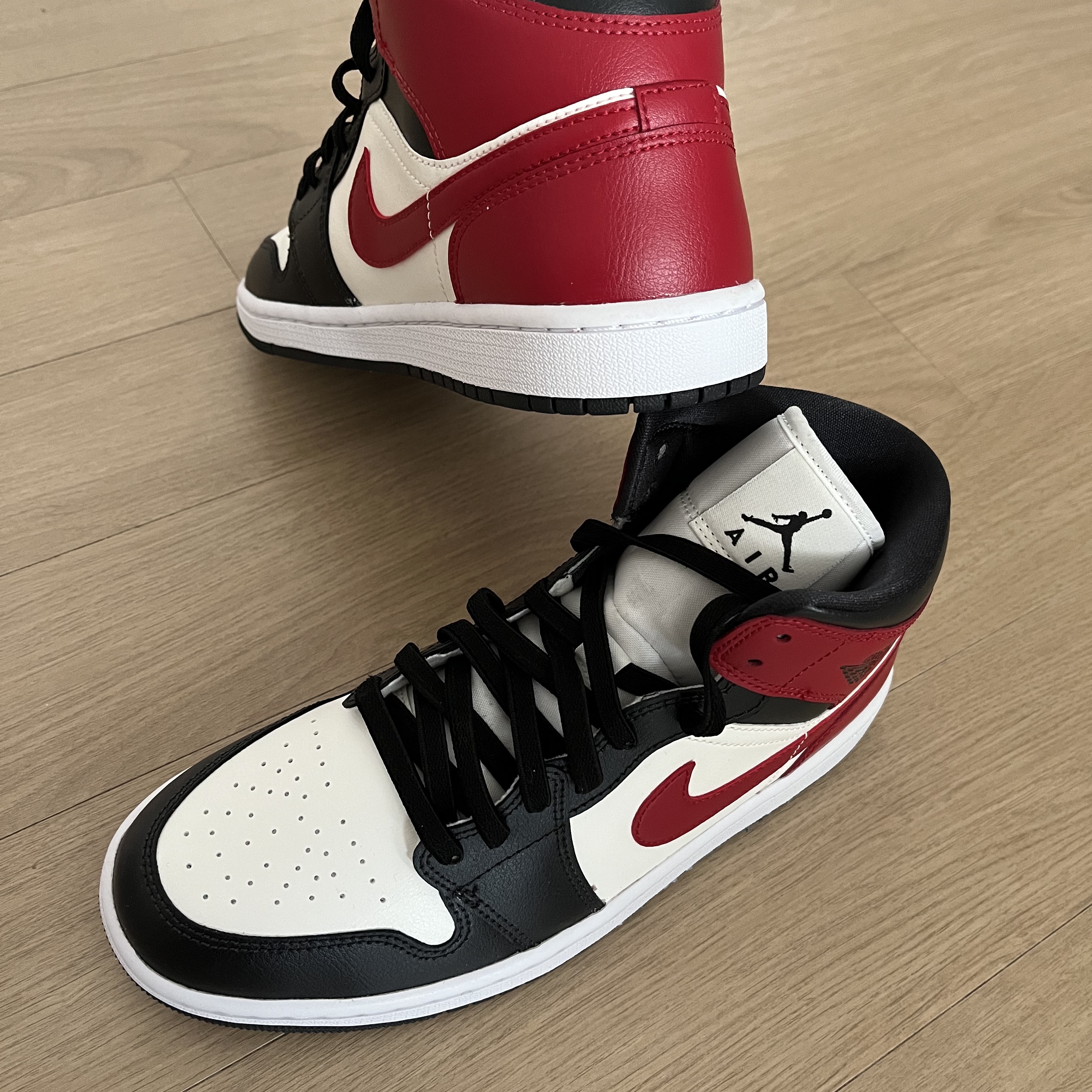 (W) Jordan 1 Mid Sail Gym Red 착용 스타일