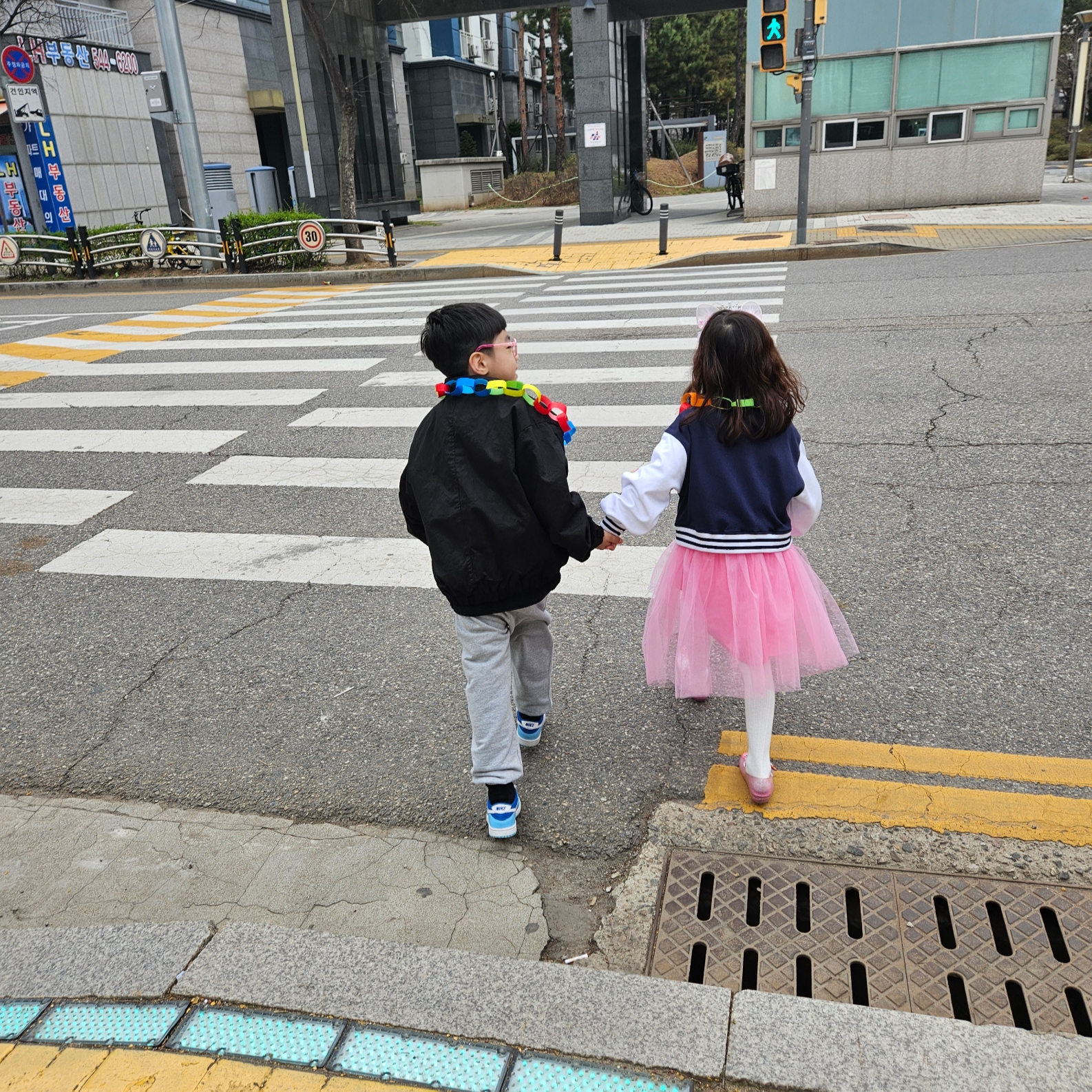 (Kids) C.P. Company U16 Shell-R Goggle Jacket Bronze Green - 23SS, (Kids) Vans x Disney 100th Anniversary OG Family Old Skool V Black 착용 스타일 - 4