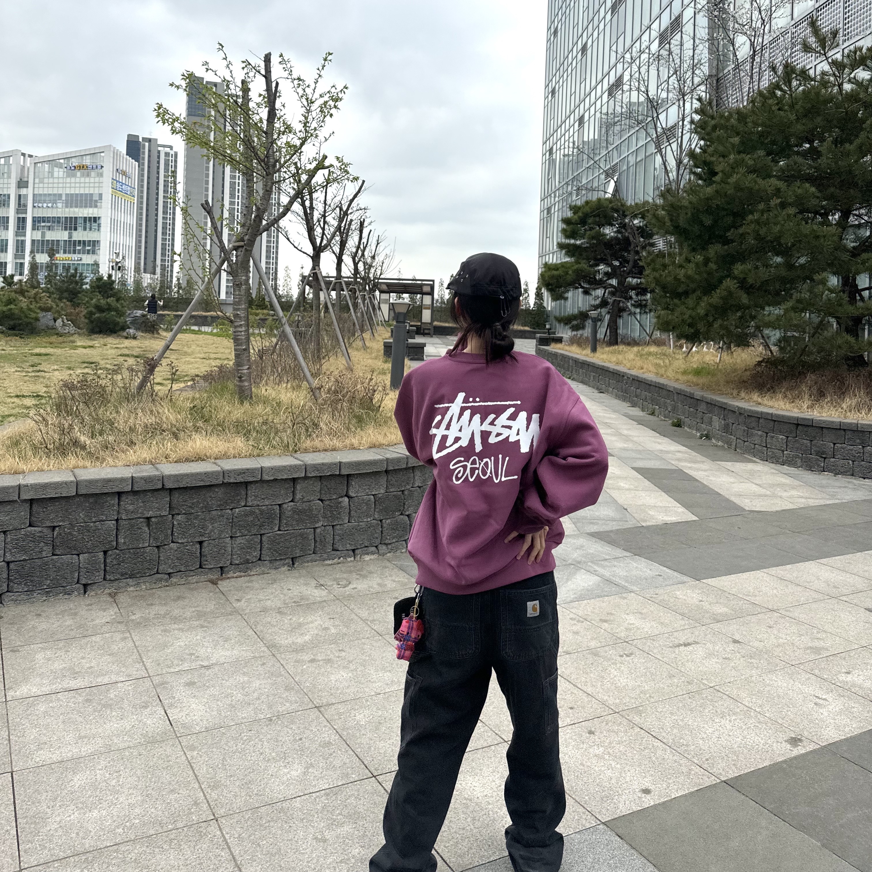 Stussy Stock Seoul Crew Berry 2024, Carhartt WIP Smith Denim Double Knee Pants Black Stone Washed 착용 스타일 - 2