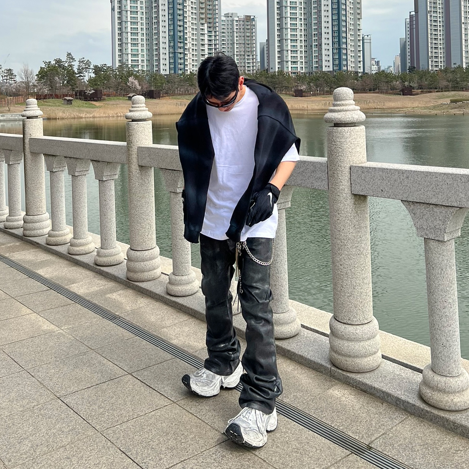 Balenciaga 10XL Sneakers White Black Grey 착용 스타일 - 3