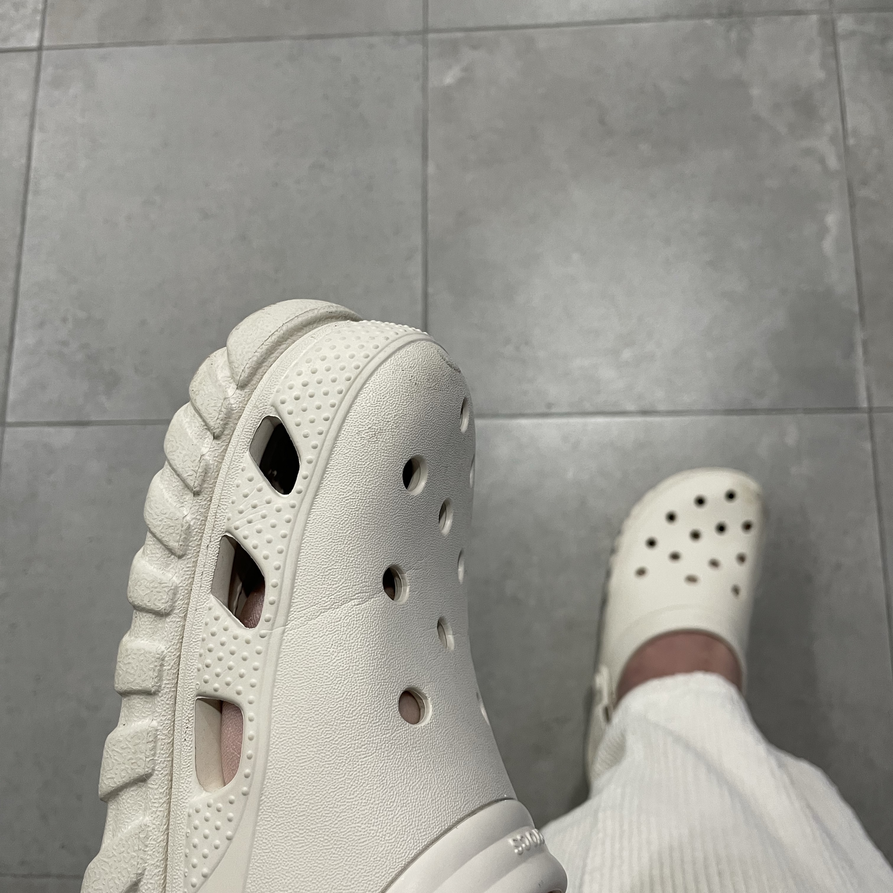 Crocs Duet Max II Clog Stucco 착용 스타일