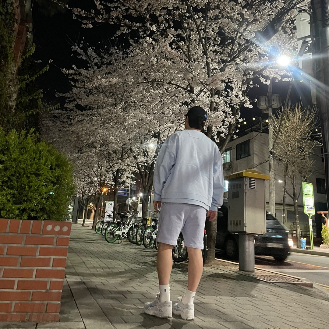 Nike Zoom Vomero 5 Photon Dust and University Blue 착용 스타일