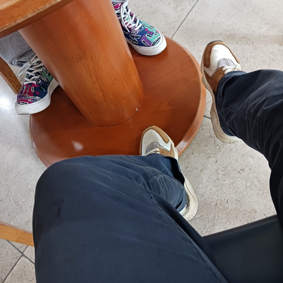Converse x Fear of God Essentials Skid Grip Hi, Nike x Stussy Air Huarache LE Desert Oak 착용 스타일 - 1