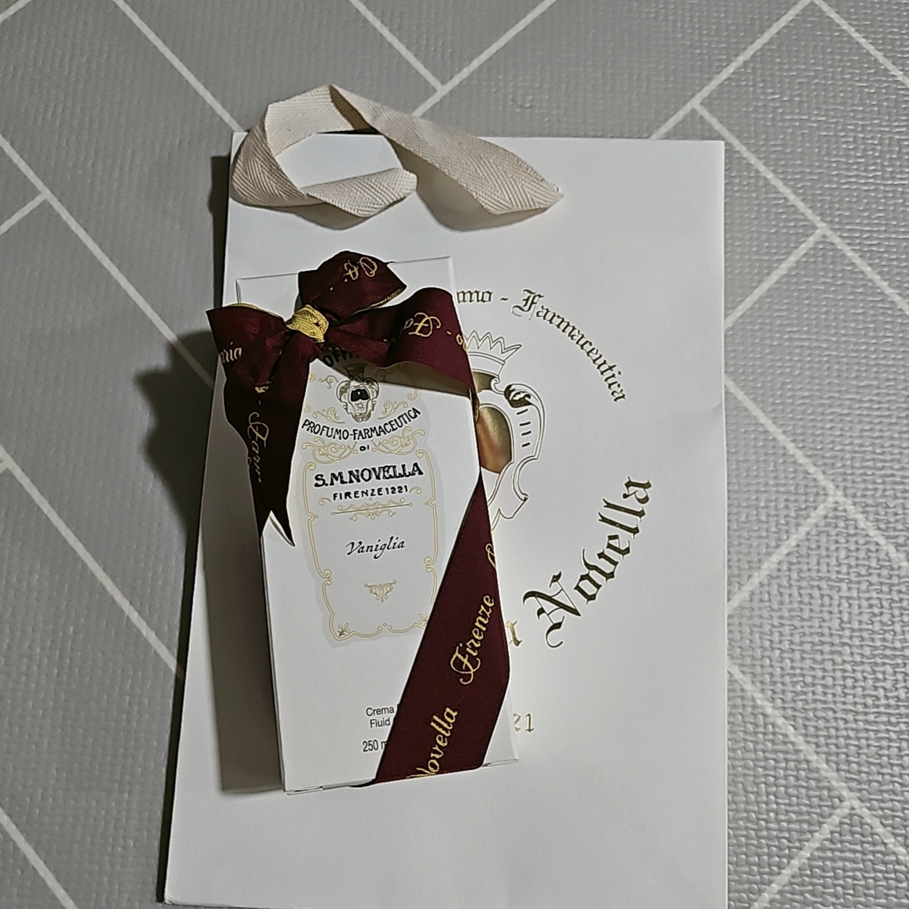 Santa Maria Novella Rosa Gardenia Fluid Body Cream 250ml Light Package 착용 스타일