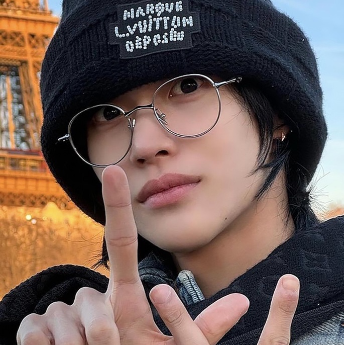 Louis Vuitton Pearls Beanie Black, Gentle Monster Ep 02 Silver 착용 스타일