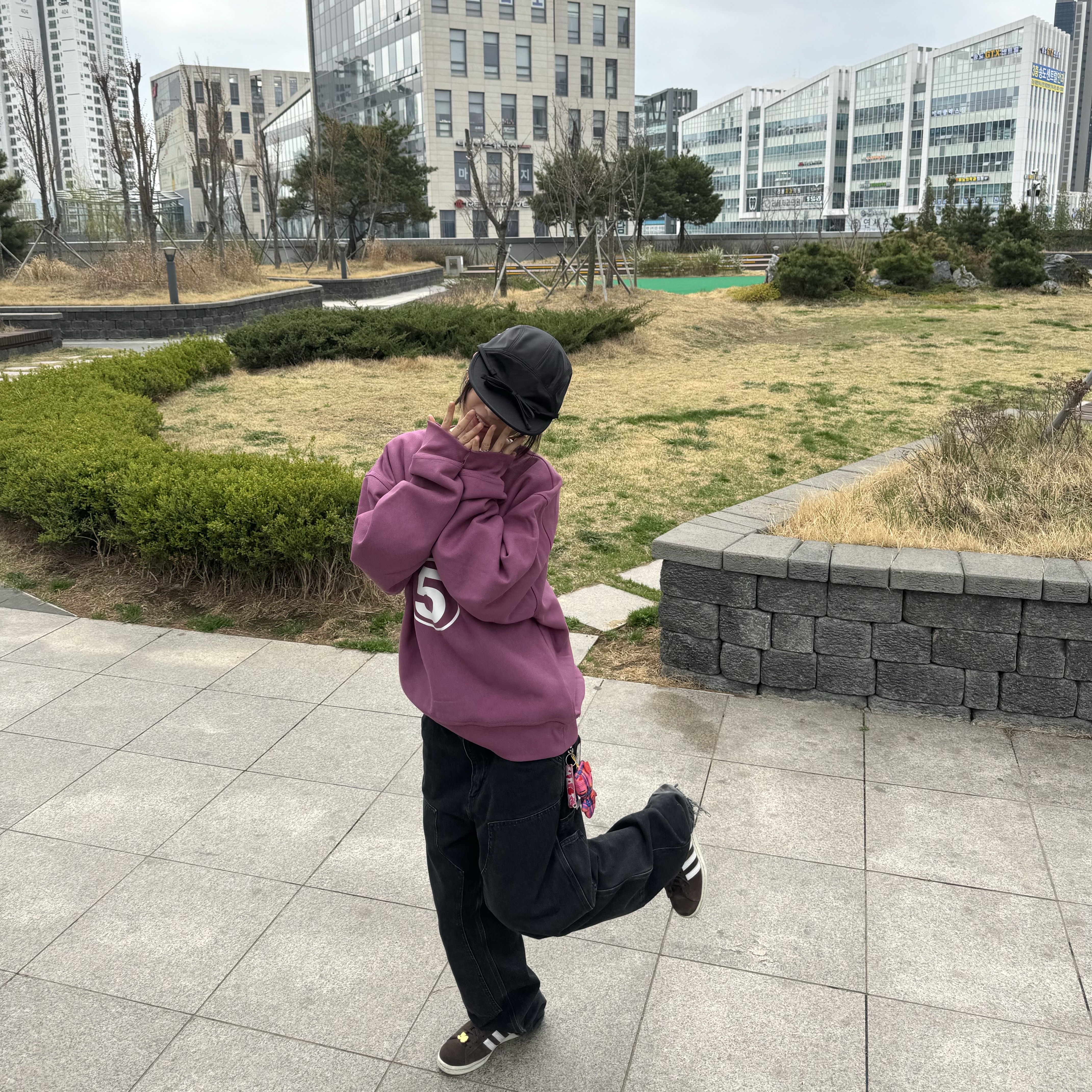 Stussy 5 Sport Crew Berry, Carhartt WIP Smith Denim Double Knee Pants Black Stone Washed 착용 스타일 - 3