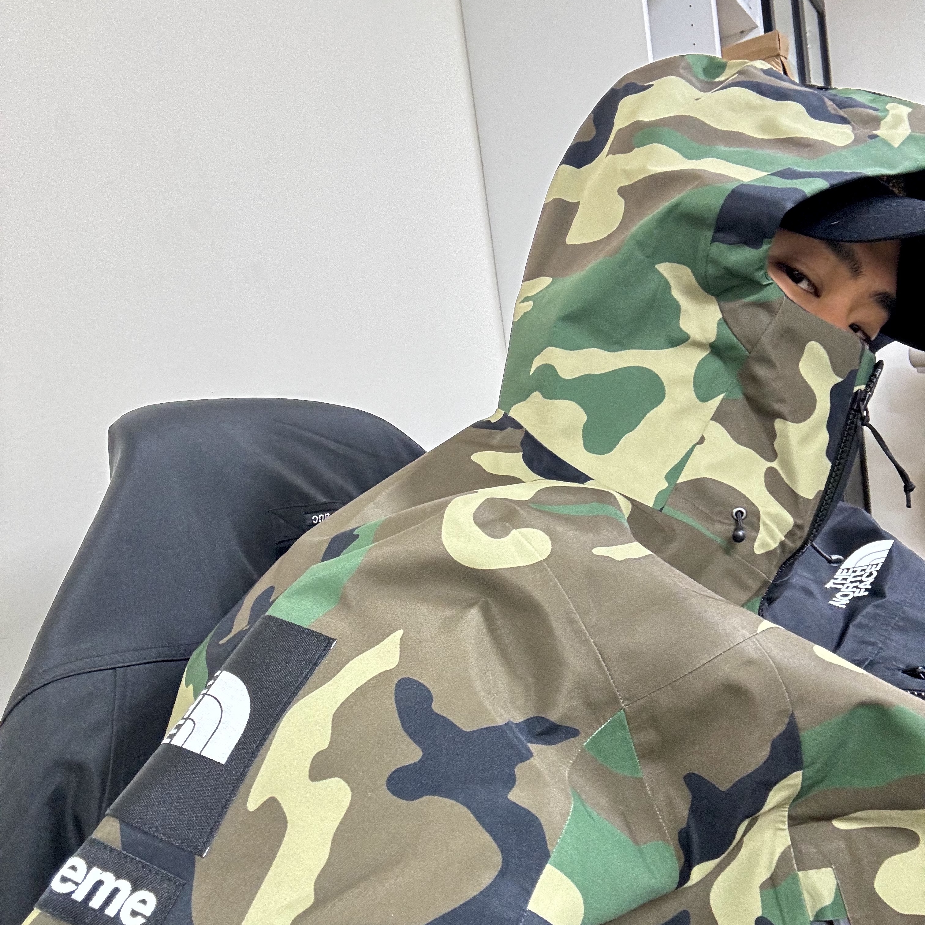 Supreme x The North Face Split Taped Seam Shell Jacket Camo - 24SS, Supreme x The North Face Split Taped Seam Shell Jacket Black - 24SS 착용 스타일 - 2