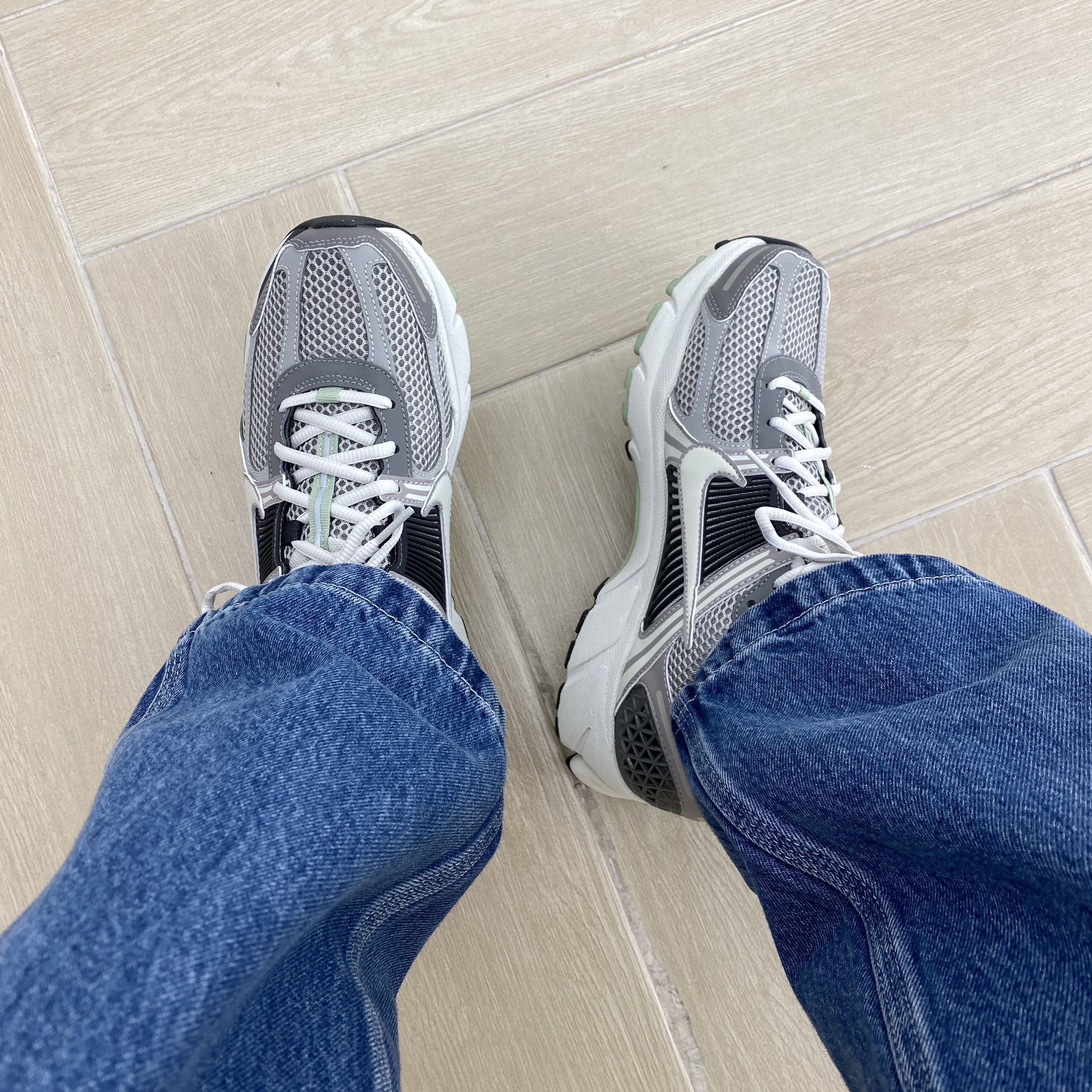 (W) Nike Zoom Vomero 5 Cobblestone and Flat Pewter 착용 스타일 - 2