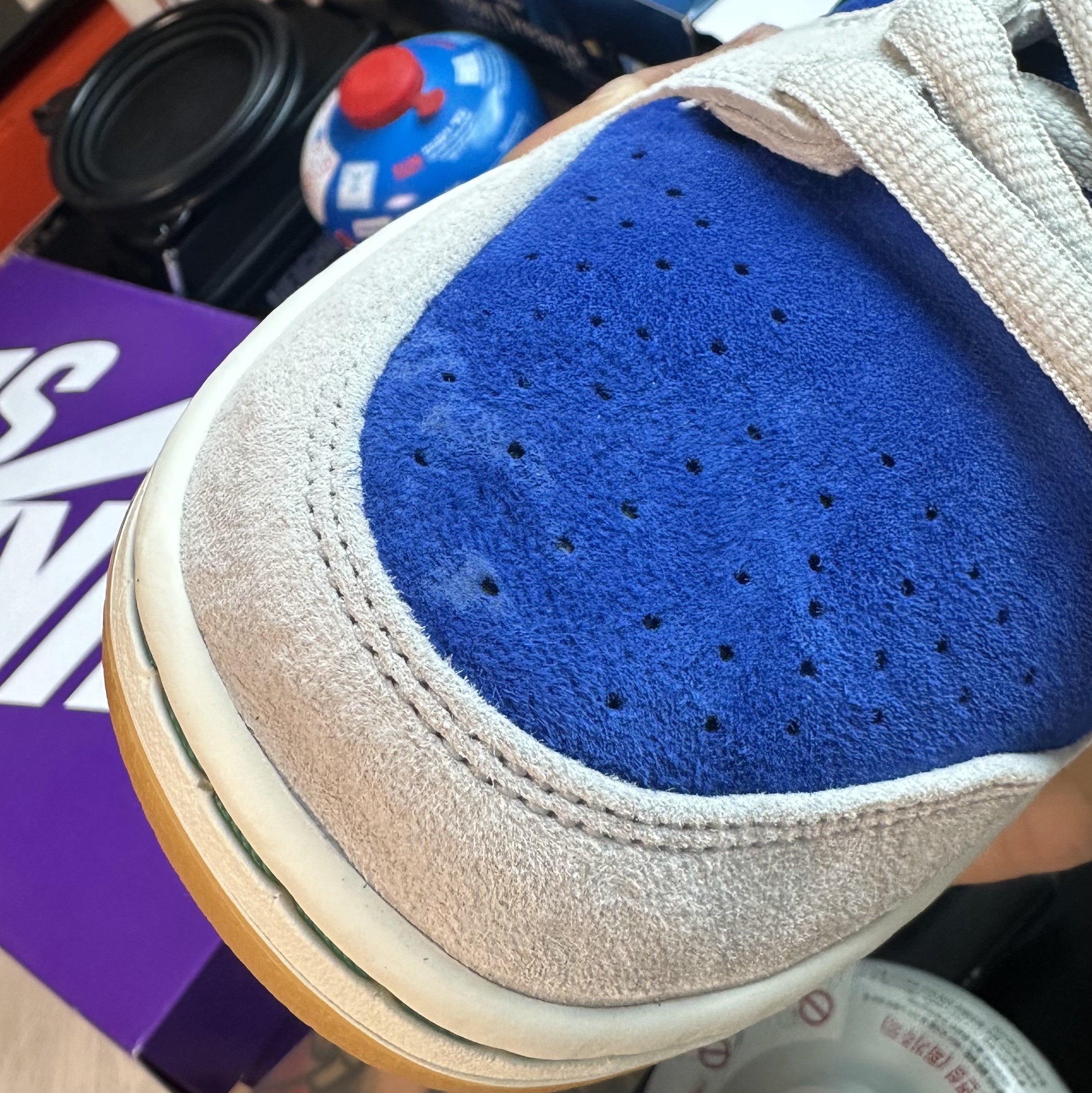 Nike SB Dunk Low Pro Phantom and Hyper Royal 착용 스타일 - 3