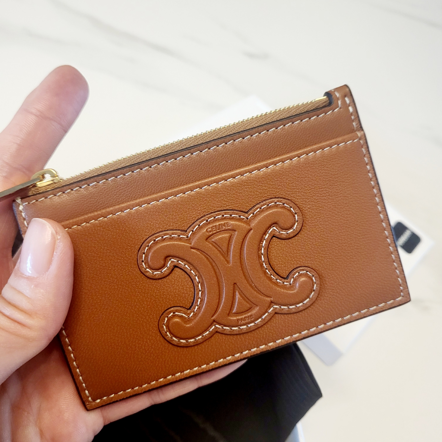 Celine Zipped Card Holder in Smooth Lambskin Tan 착용 스타일 - 1