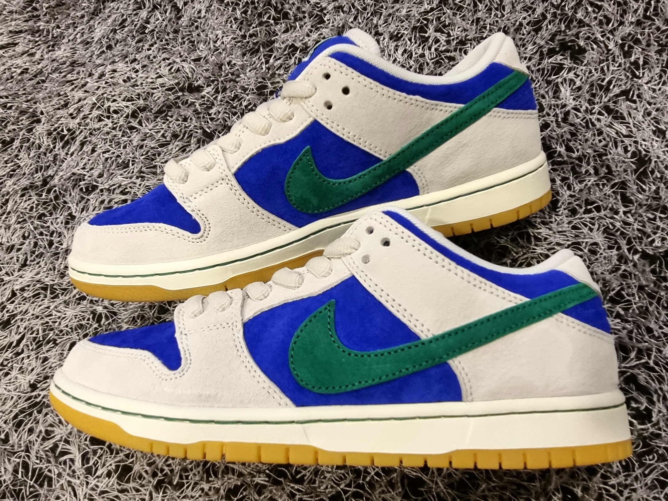 Nike SB Dunk Low Pro Phantom and Hyper Royal 착용 스타일 - 3