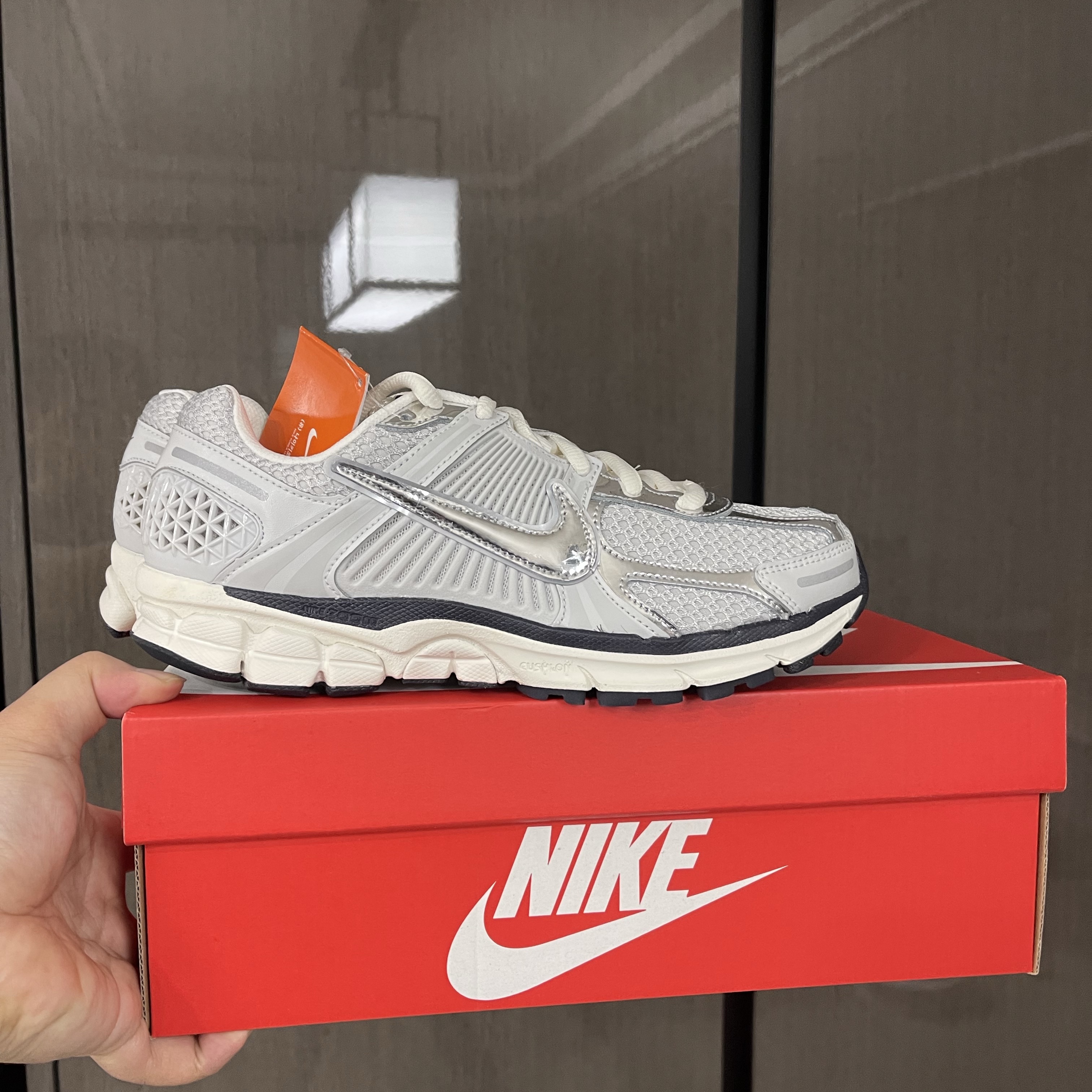 Nike Zoom Vomero 5 Photon Dust Gridiron 착용 스타일
