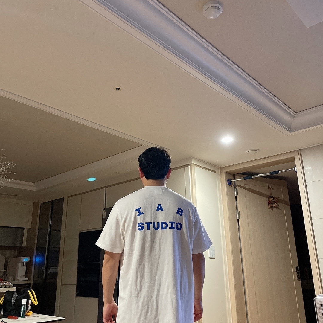 IAB Studio 10th Anniversary T-Shirts Pack White & Black (2 Pack) 착용 스타일 - 3