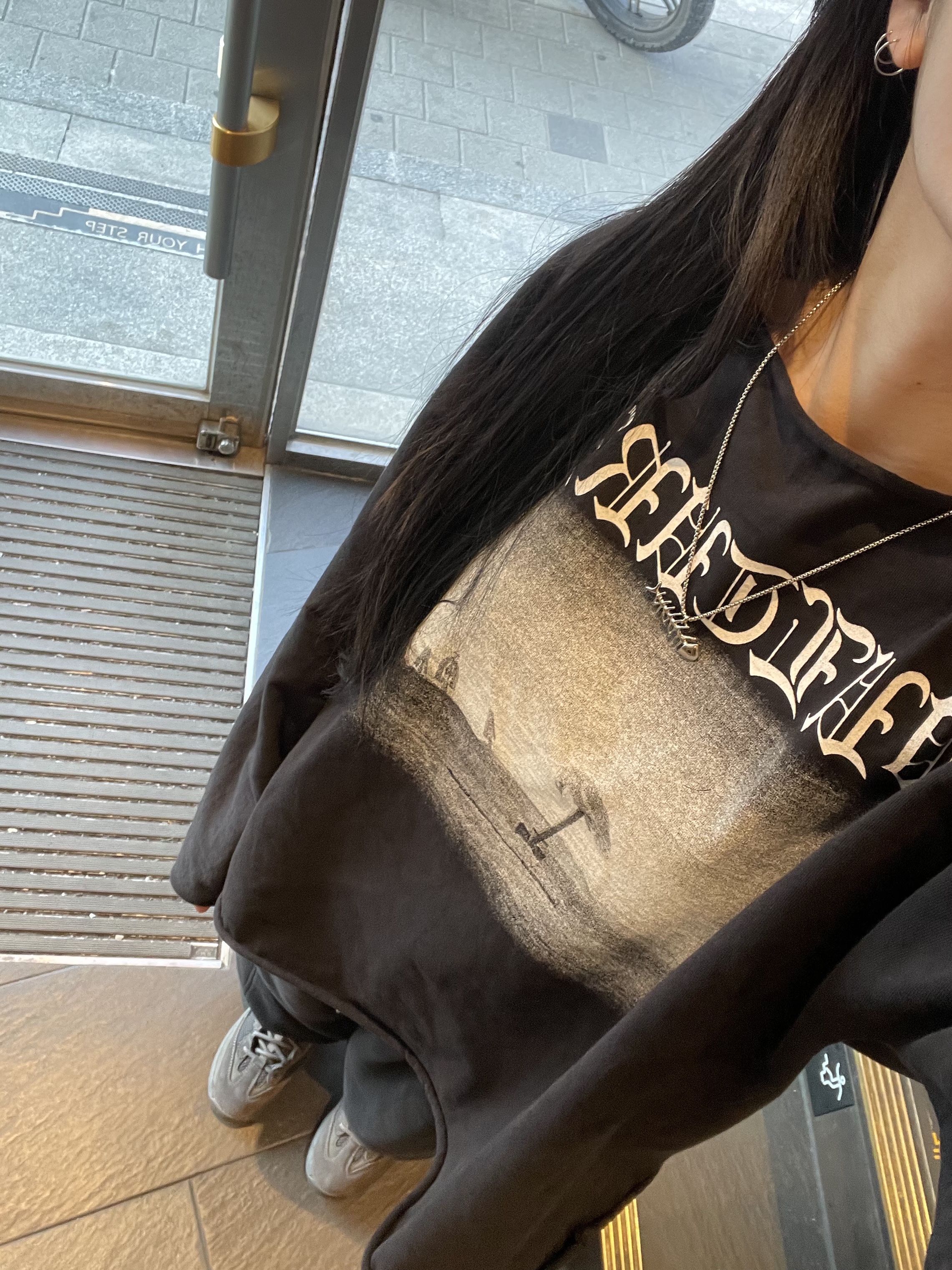 Yeezy Vultures Long T-Shirt Black, Yeezy Season 6 Desert Boot Graphite 착용 스타일