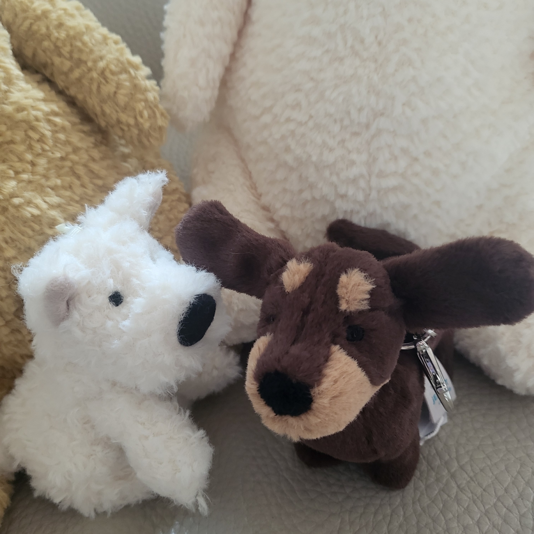 Jellycat Munro Scottie Dog Bag Charm Cream, Jellycat Otto Sausage Dog Bag Charm Brown 착용 스타일