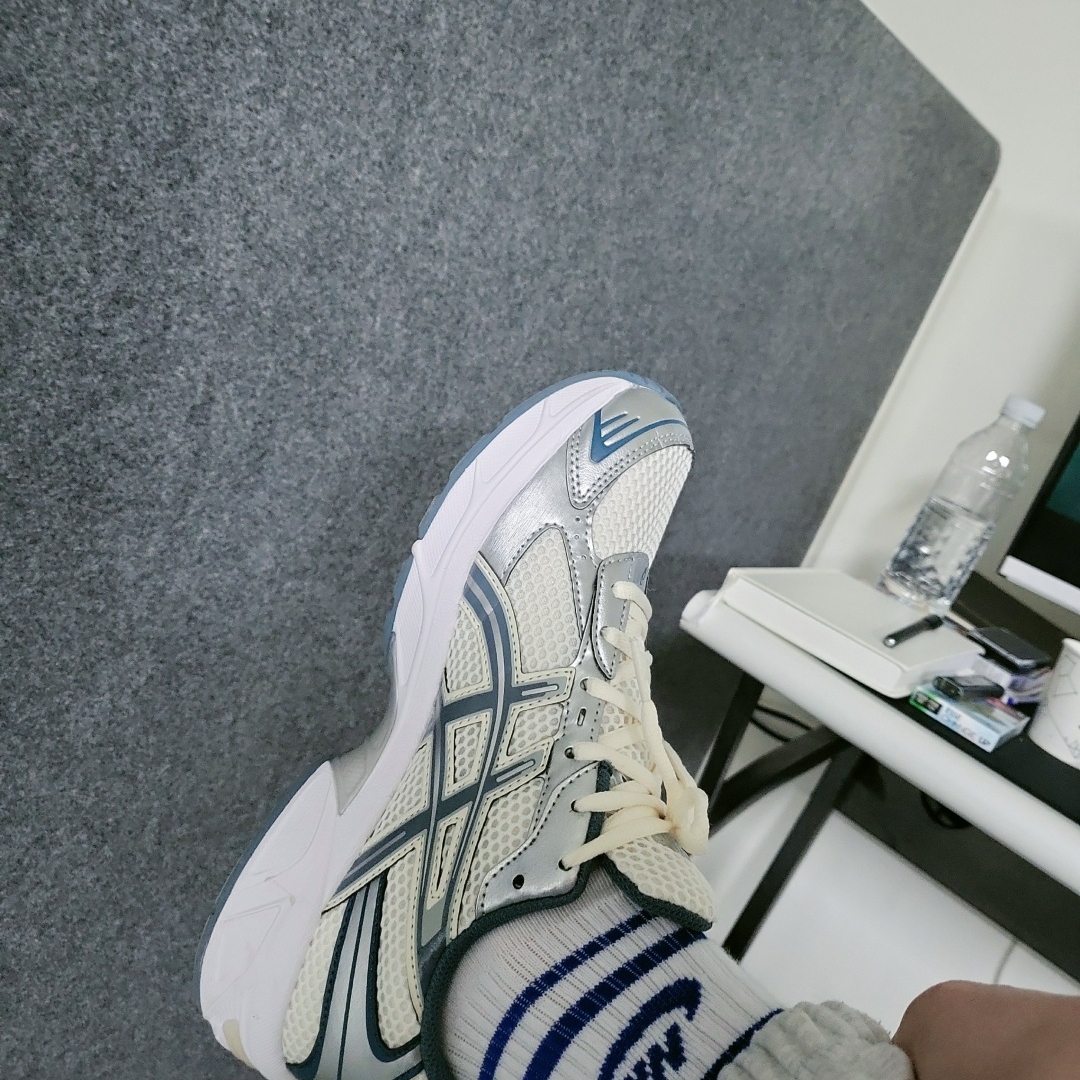 Asics Gel-1130 Cream Ironclad 착용 스타일