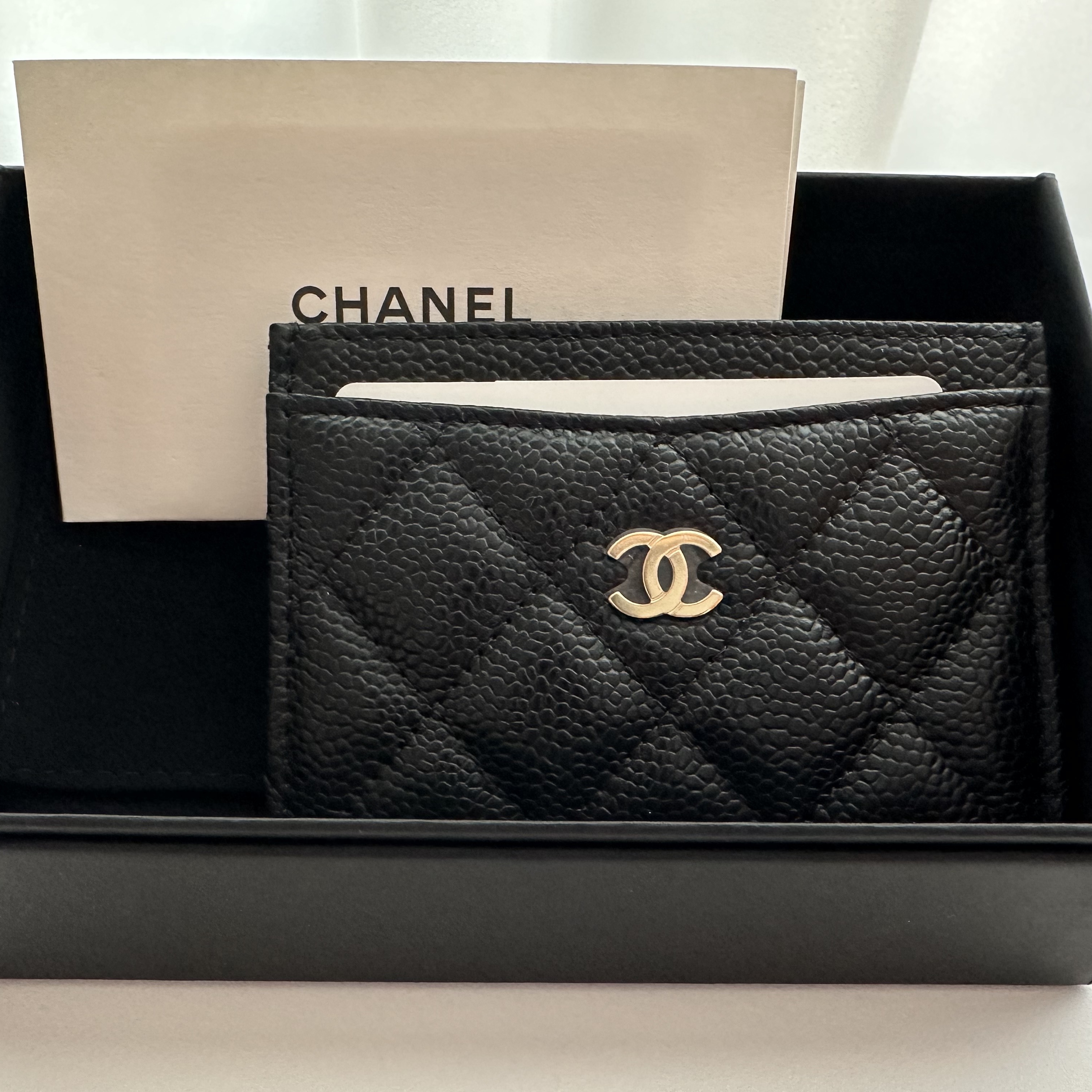 Chanel Classic Card Holder Grained Calfskin & Gold Black 착용 스타일