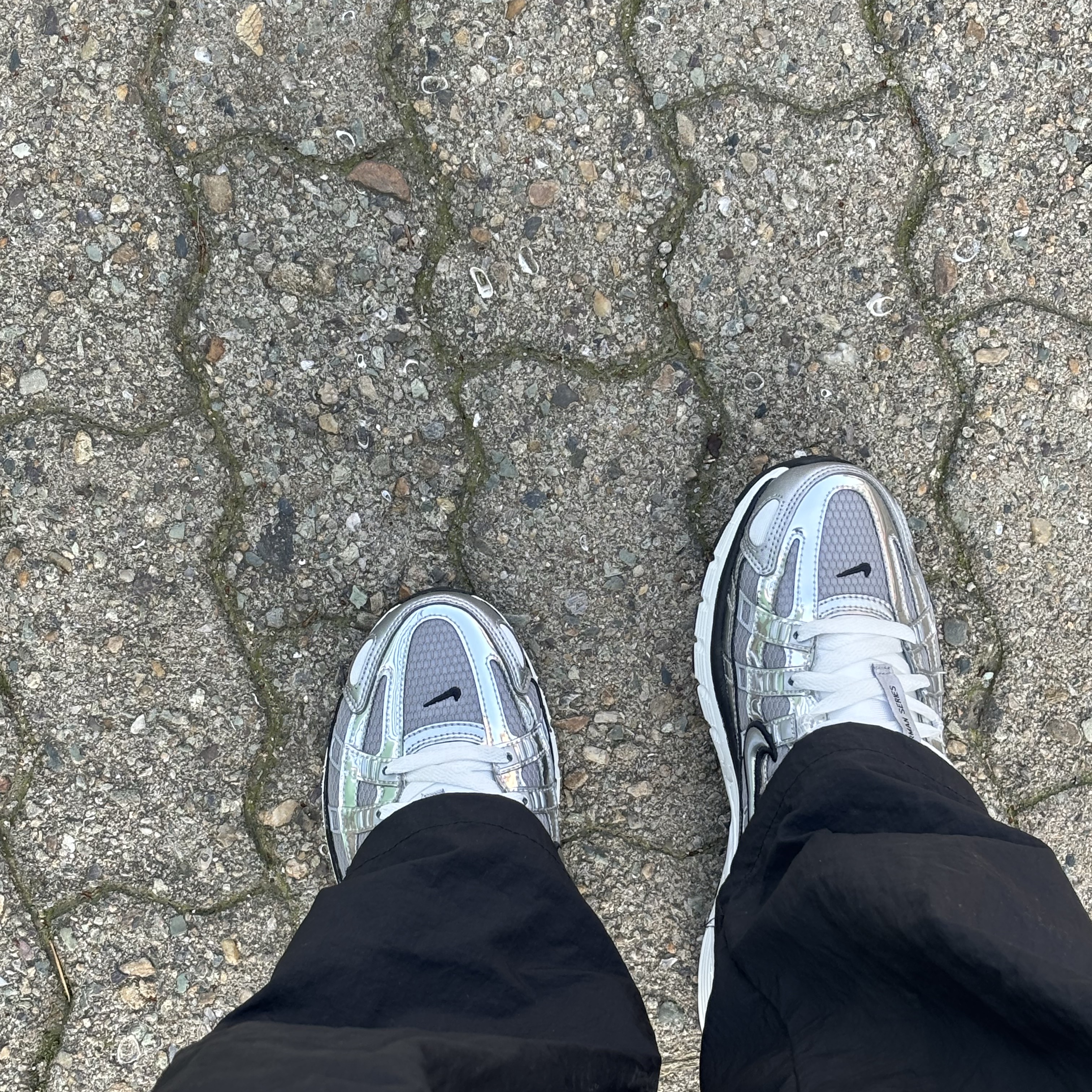 Nike P-6000 Metallic Silver 착용 스타일