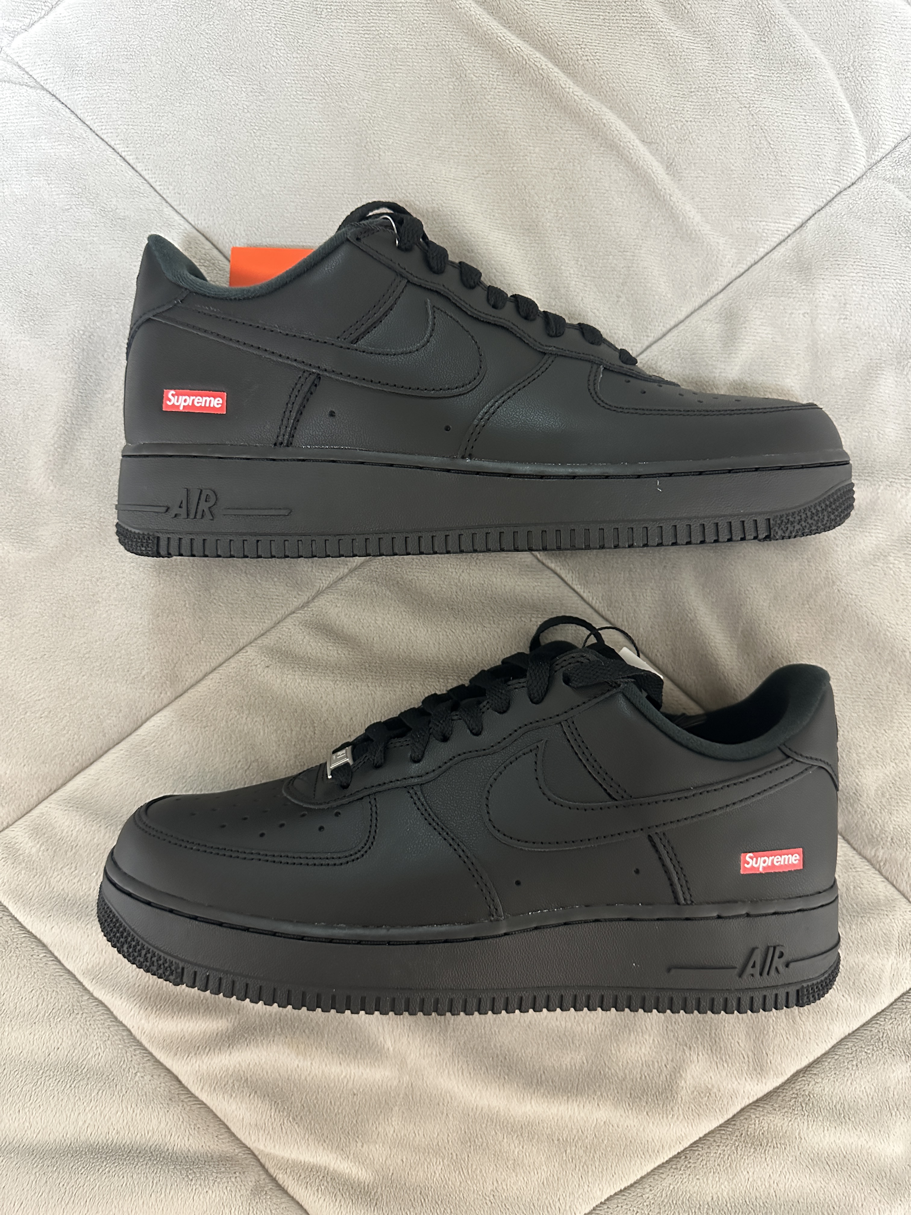 Nike x Supreme Air Force 1 Low Black 착용 스타일 - 4