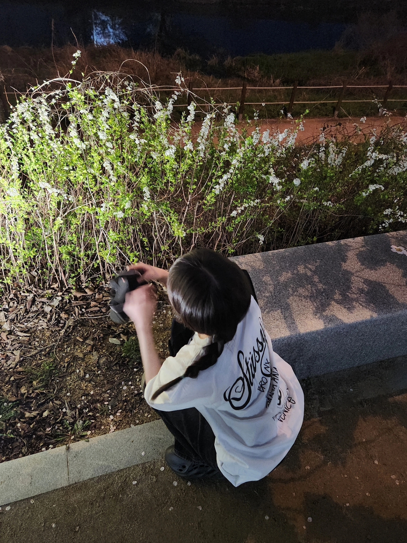 Stussy World Tour T-Shirt White 2023, Adidas Yeezy Foam RNNR Onyx 착용 스타일 - 1