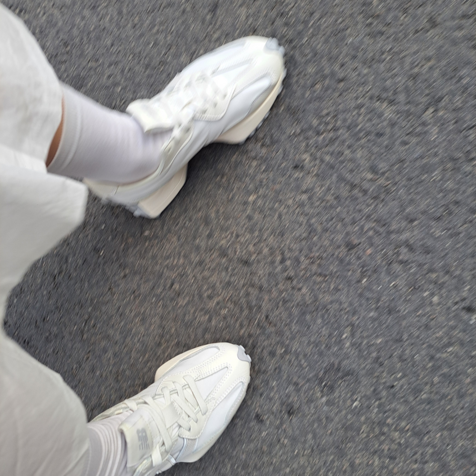 New Balance 327 Shifted White Pack 착용 스타일