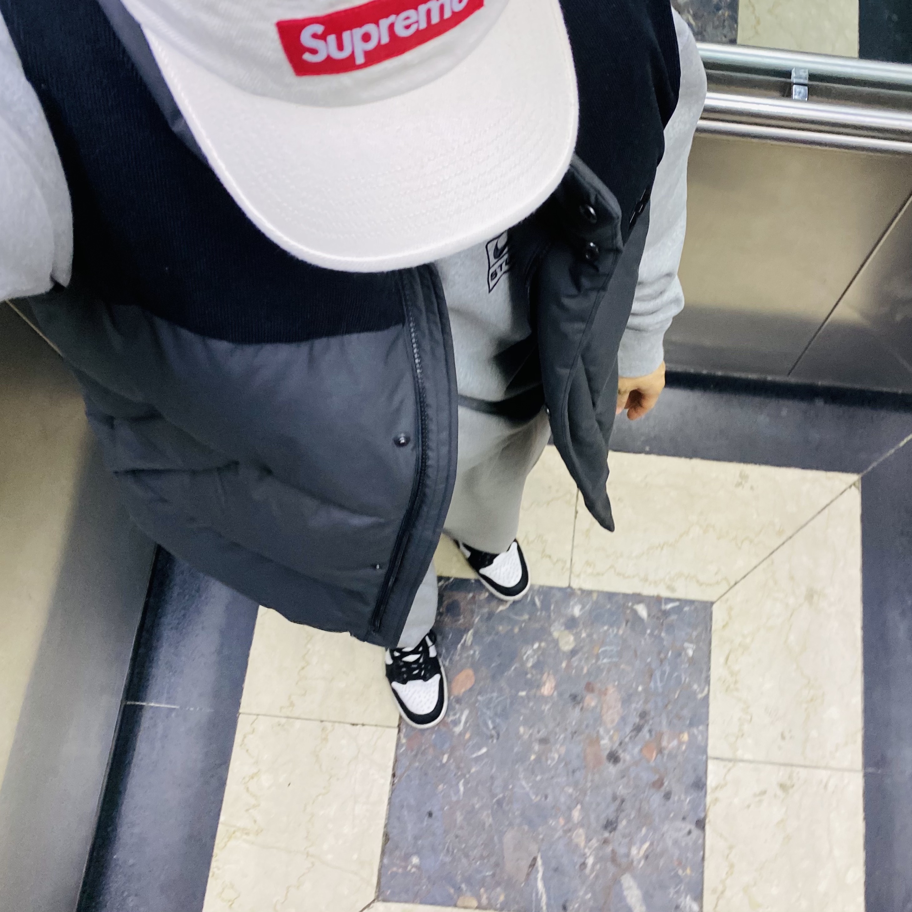 Supreme Denim Camp Cap Natural - 23SS, Nike x Stussy NRG Fleece Crewneck Dark Grey Heather (DO9337-063) 착용 스타일