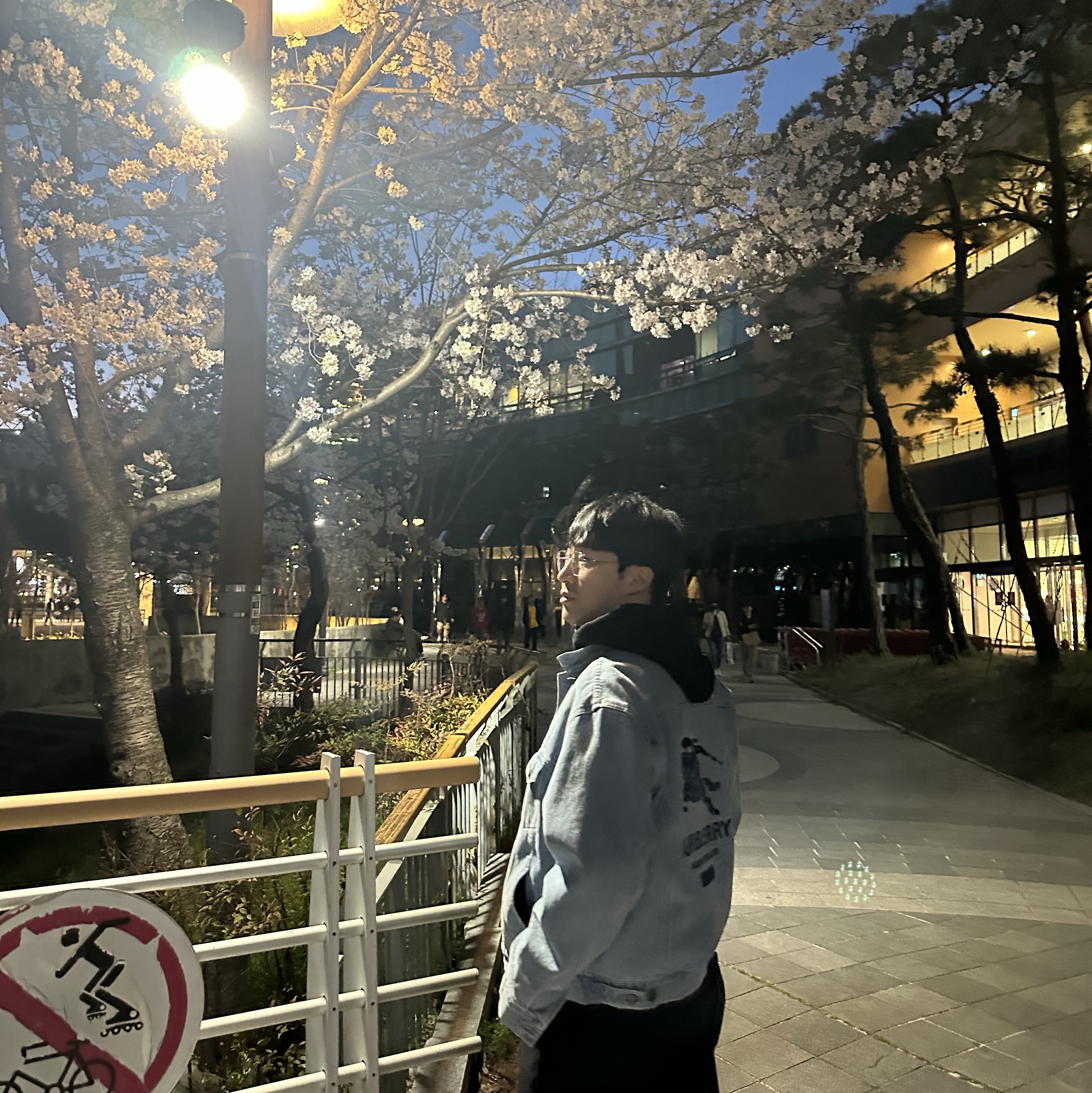 IAB Studio Hoodie Black, Supreme x Burberry Denim Trucker Jacket Washed Blue - 22SS 착용 스타일 - 2