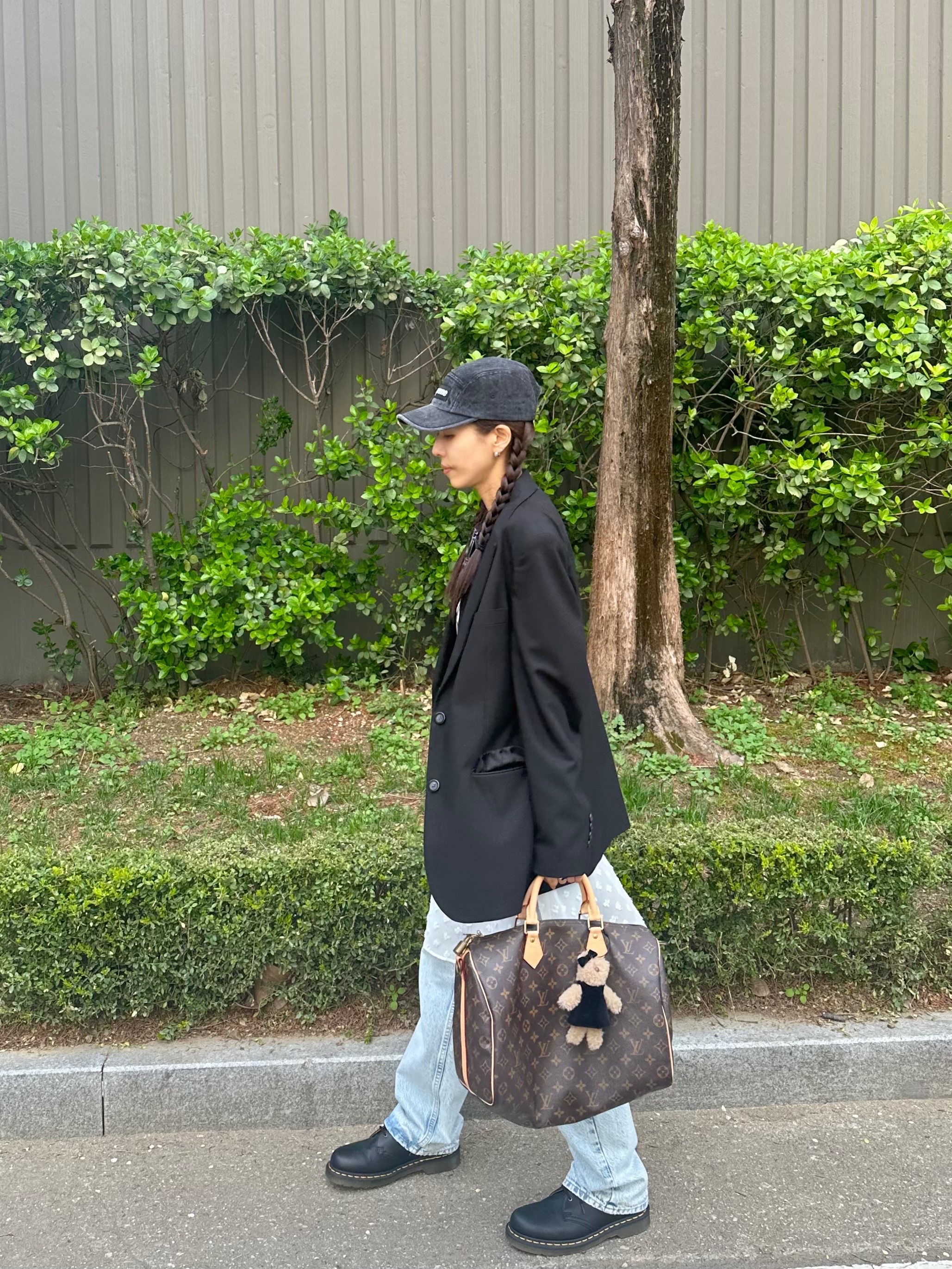 Supreme Denim Camp Cap Black - 24SS, Uniqlo UT x Kaws Short Sleeve Graphic T-Shirt Black 착용 스타일 - 2