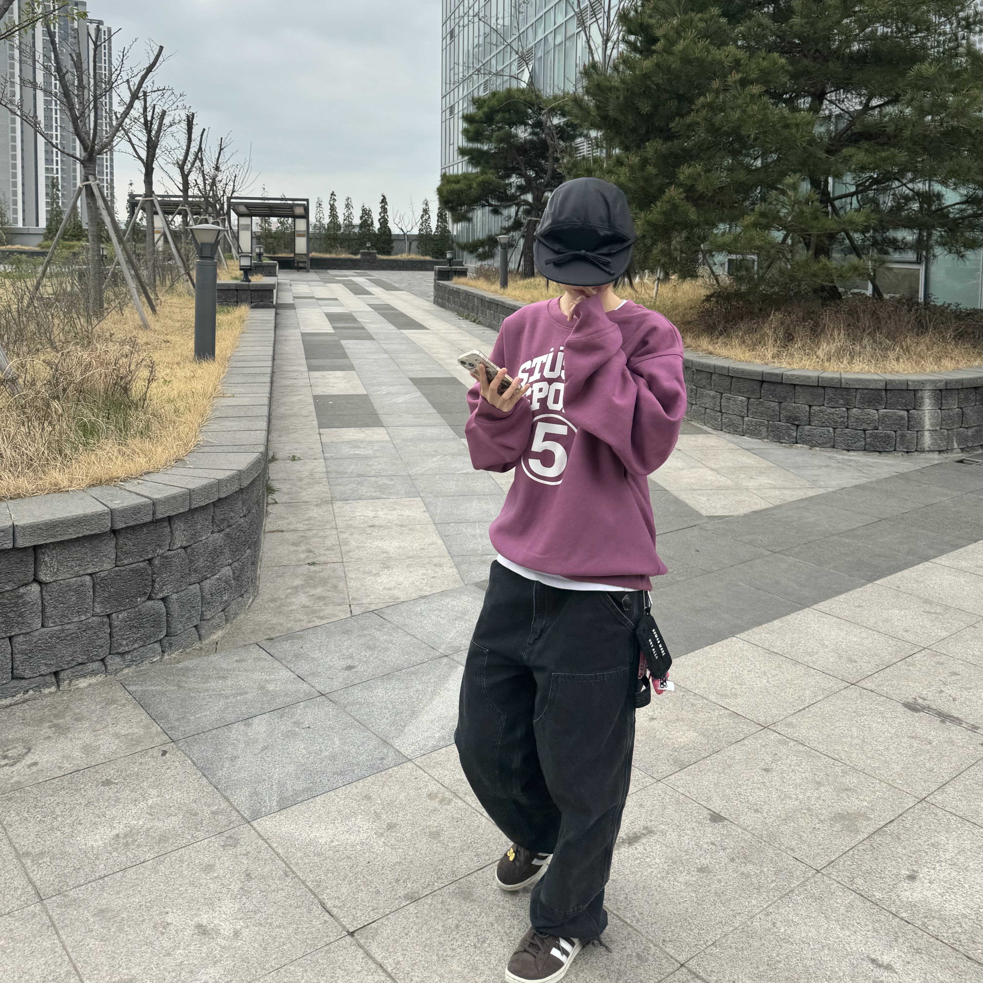 Stussy 5 Sport Crew Berry, Carhartt WIP Smith Denim Double Knee Pants Black Stone Washed 착용 스타일 - 1