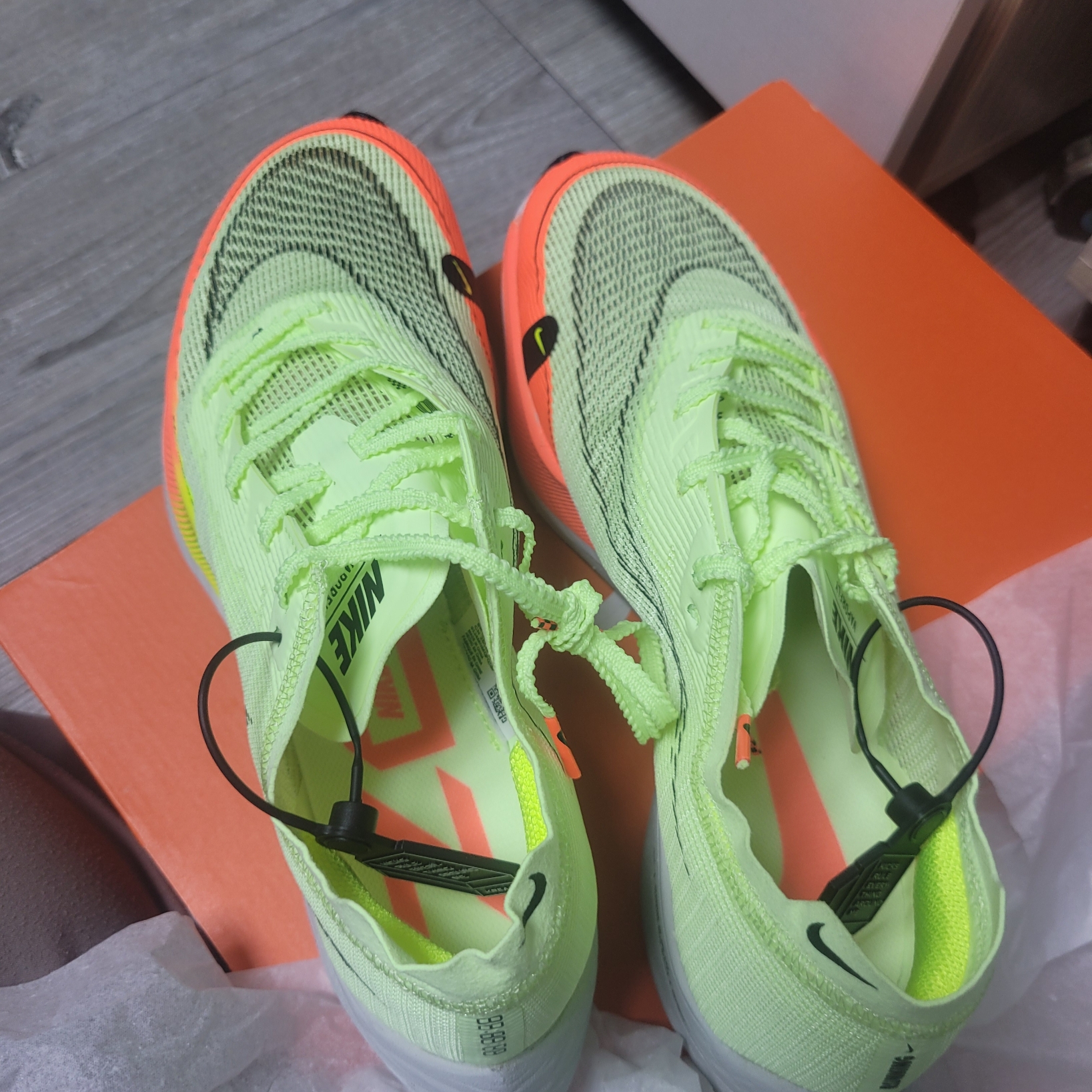 Nike ZoomX Vaporfly Next% 2 Barely Volt Hyper Orange 착용 스타일