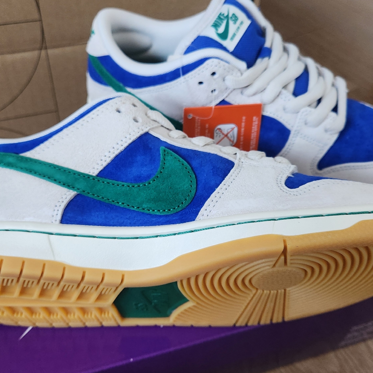 Nike SB Dunk Low Pro Phantom and Hyper Royal 착용 스타일 - 4