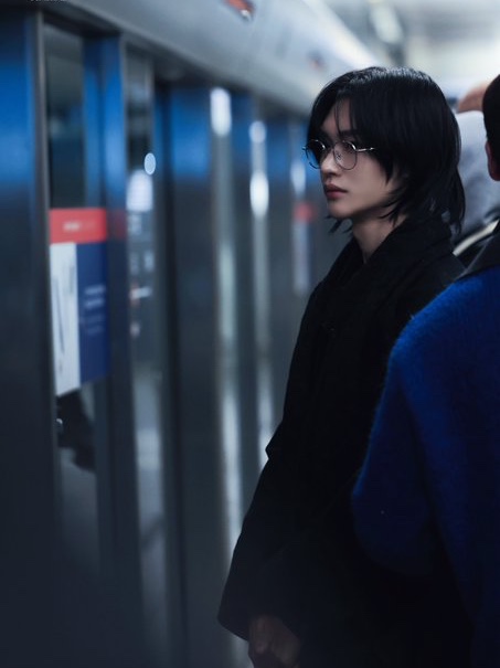 Gentle Monster Ep 02 Silver 착용 스타일 - 2