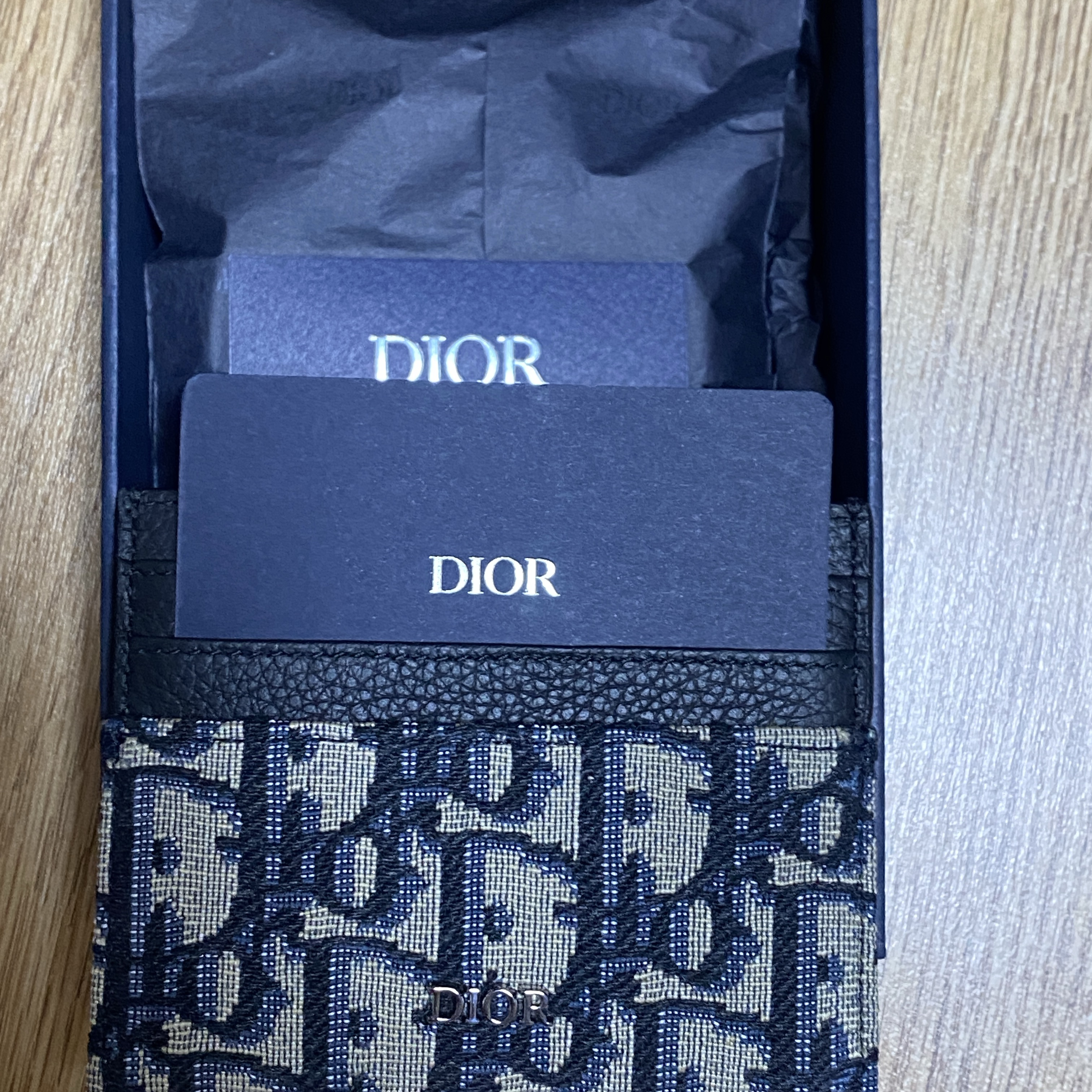 Dior Card Holder Beige & Black Dior Oblique Jacquard 착용 스타일