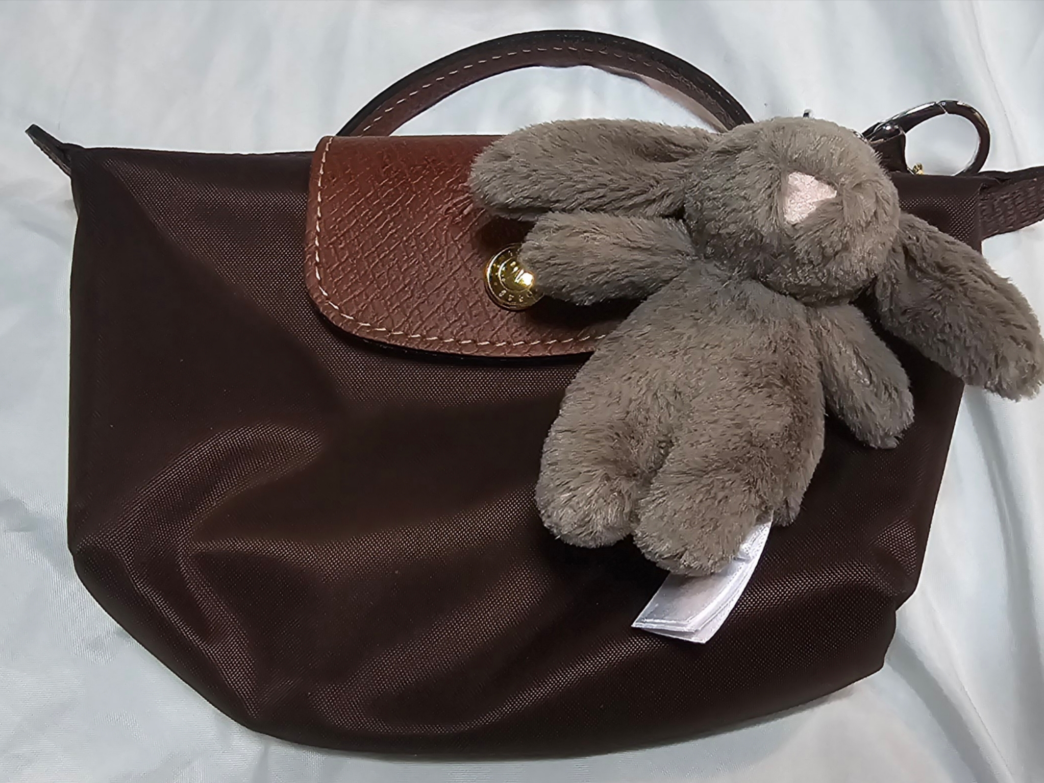Longchamp Le Pliage Original Handle Pouch Ebony, Jellycat Bashful Bunny Truffle Bag Charm Brown 착용 스타일 - 1