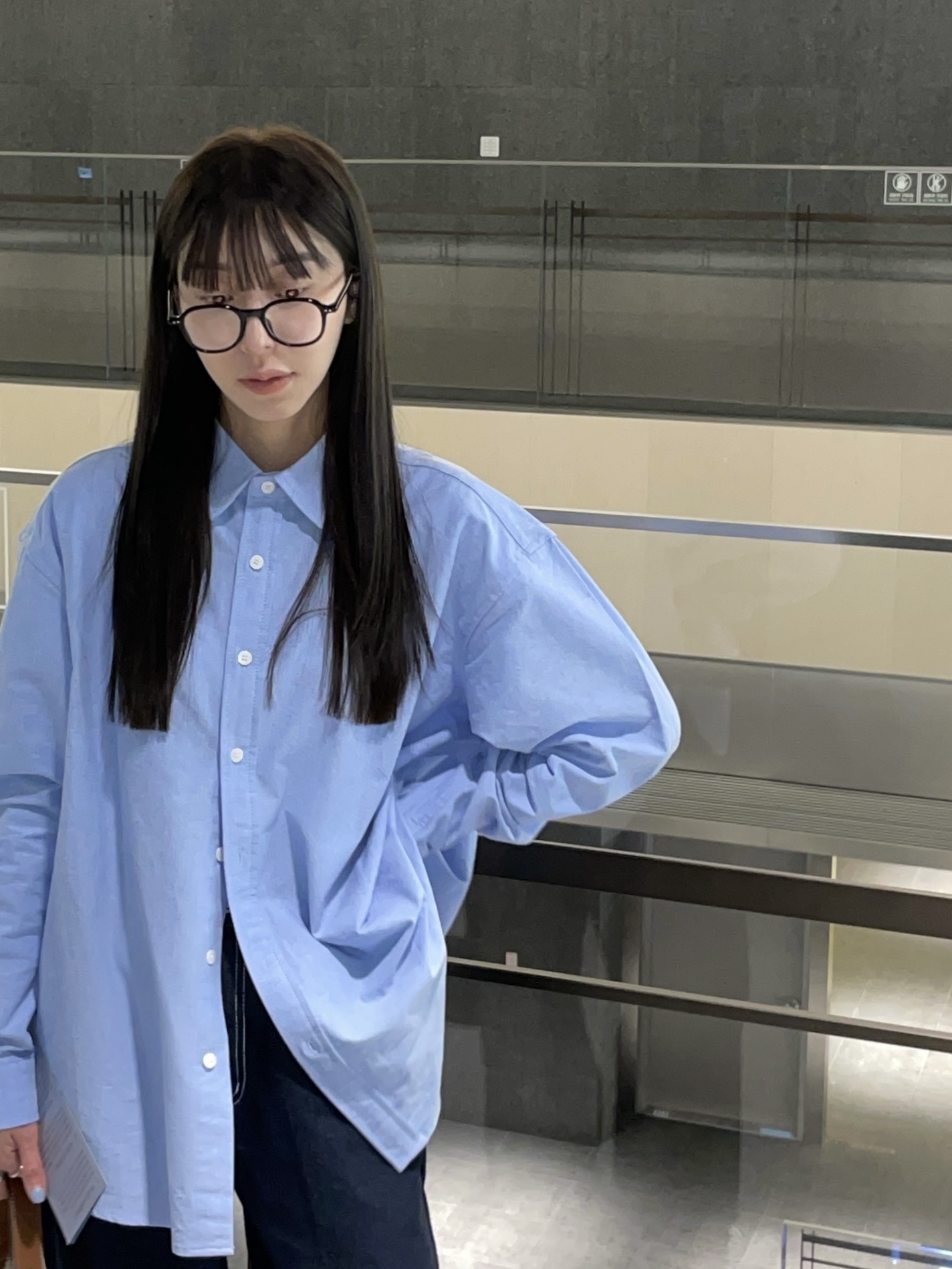 (W) Nike Initiator Metallic Silver Ice Blue, Celine Medium Ava Strap Bag in Smooth Calfskin Black Tan 착용 스타일 - 6