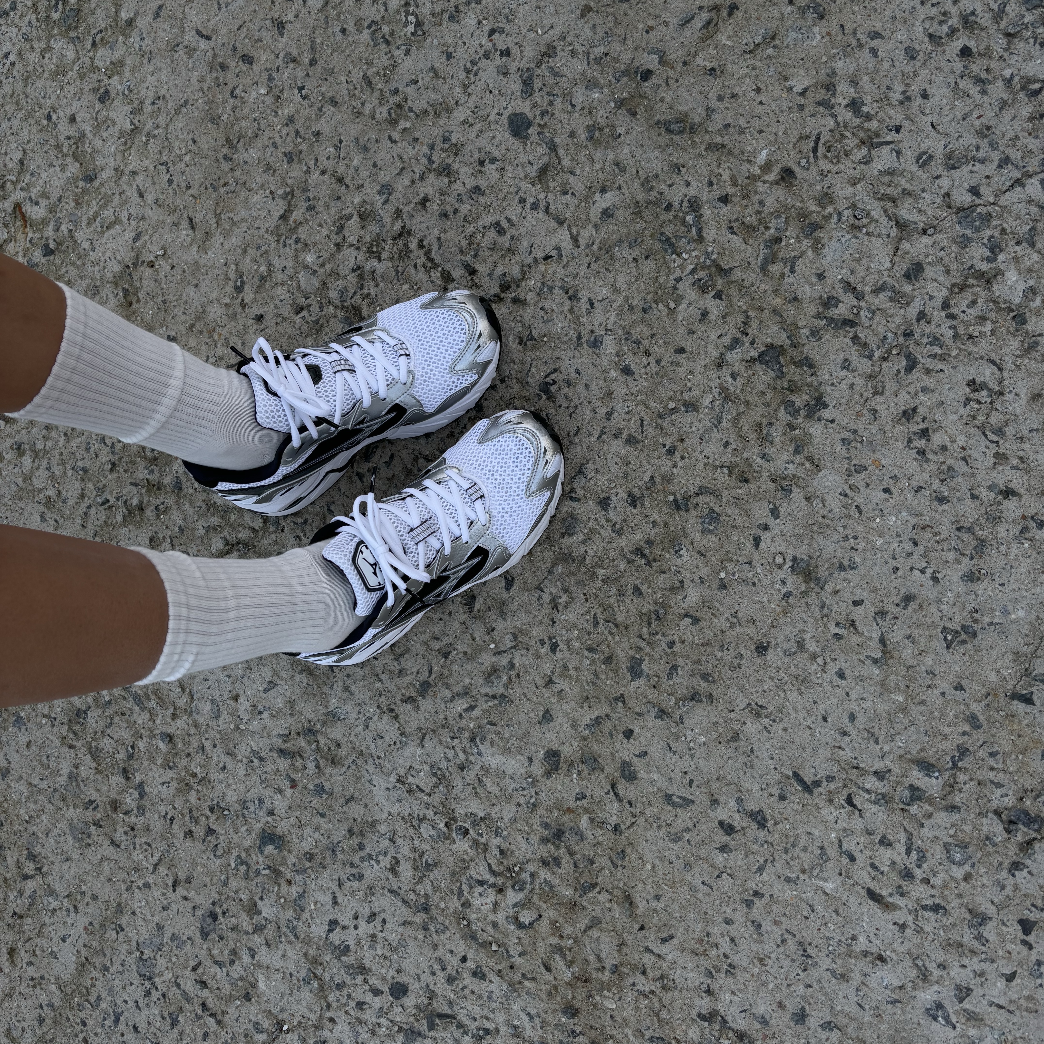 Mizuno Wave Rider 10 White Silver Black 착용 스타일