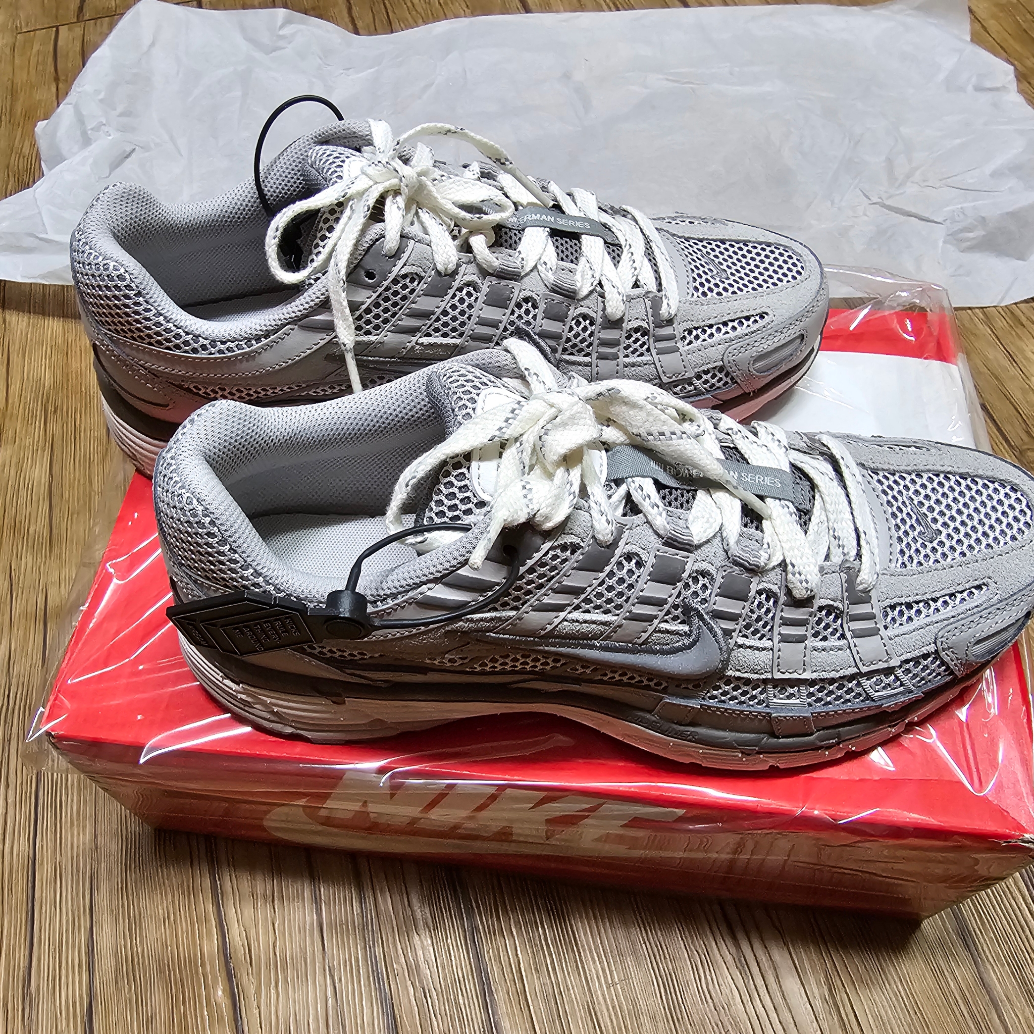 Nike P-6000 PRM Light Iron Ore 착용 스타일 - 1