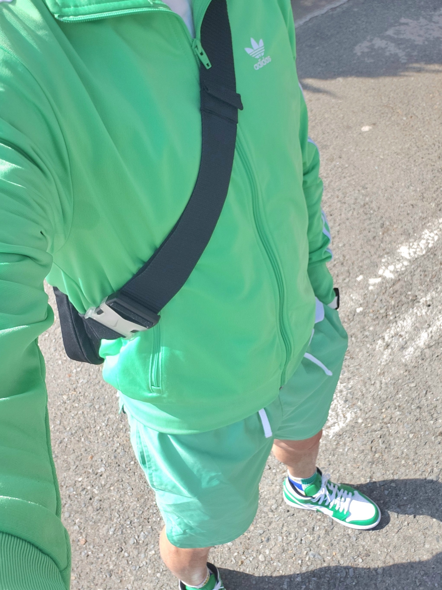 Jordan 1 Mid Lucky Green, Nike NSW Woven Lined Flow Shorts Spring Green - US/EU 착용 스타일