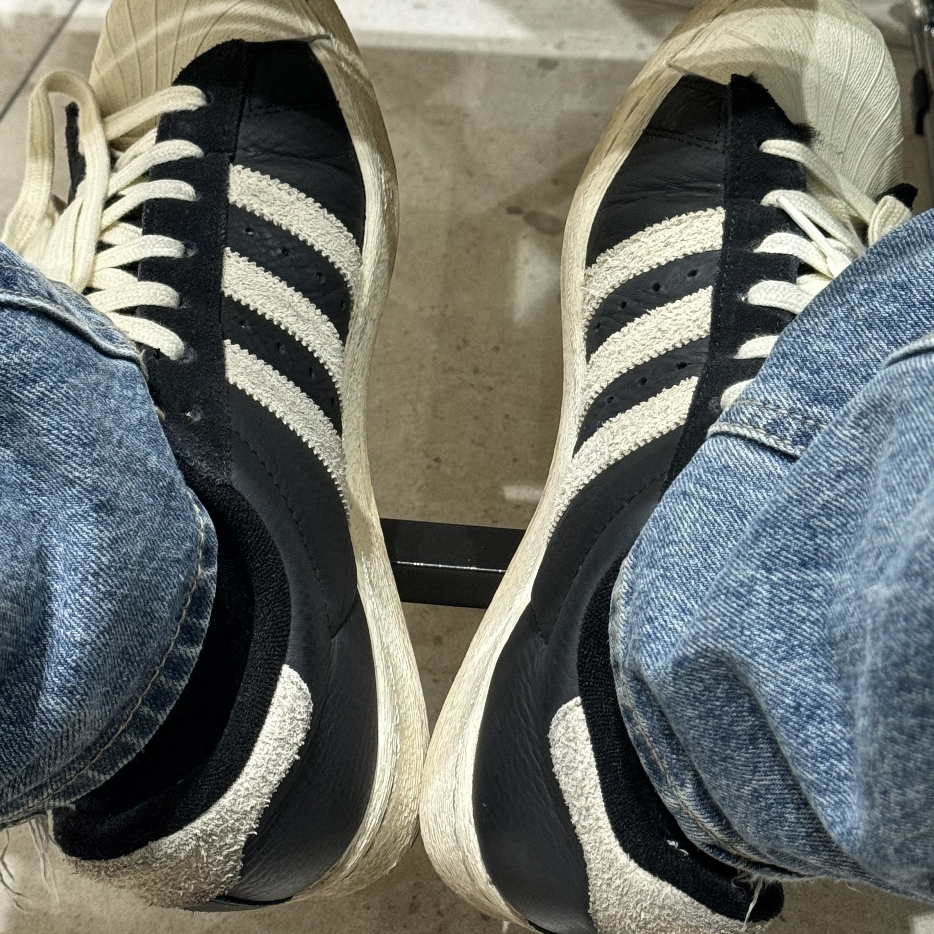 Adidas Superstar 82 Black White 착용 스타일