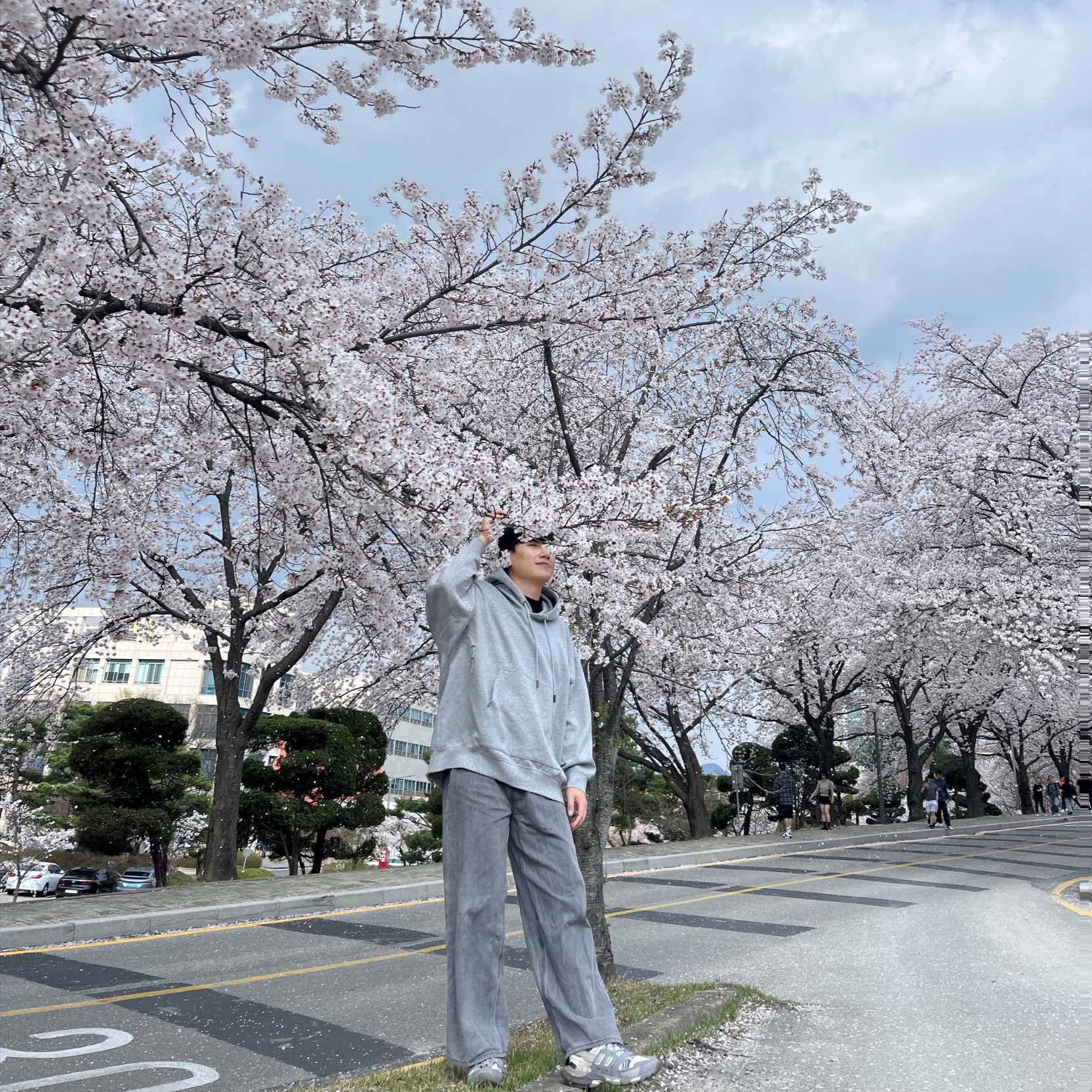 Balenciaga Track Sneakers Grey White 2019 착용 스타일 - 2