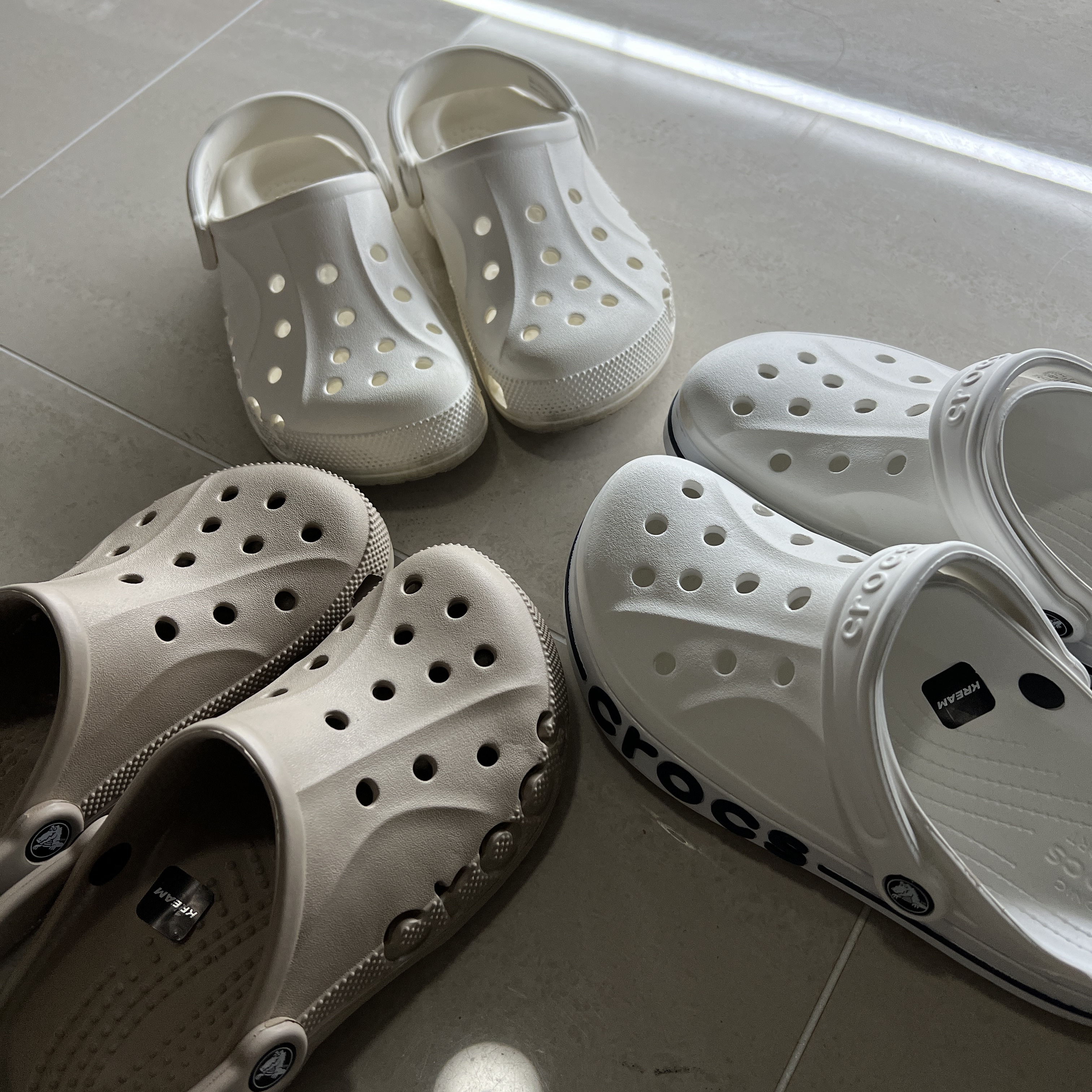 Crocs Bayaband Clog White Navy 착용 스타일
