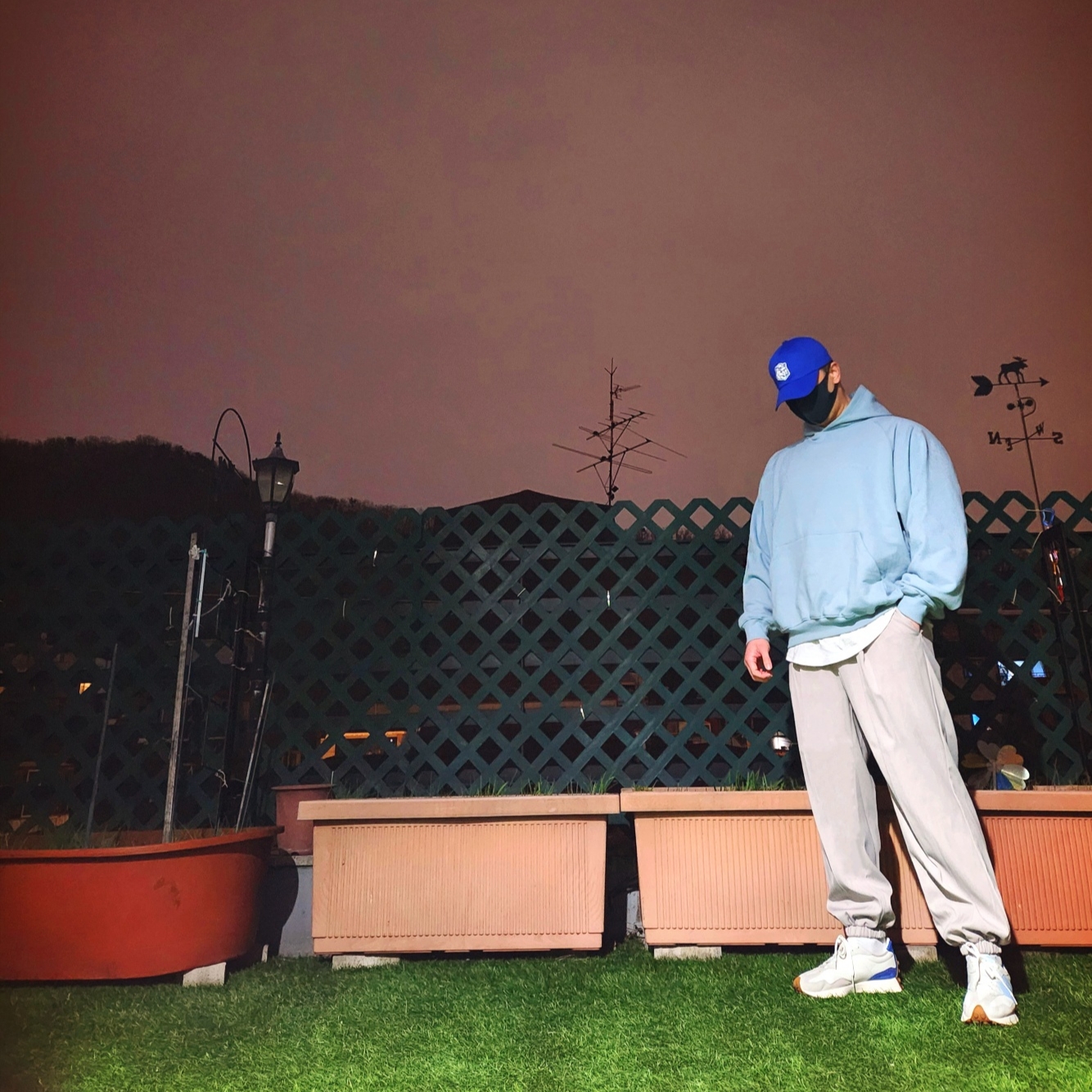 Maison Kitsune Fox Head Patch 6P Cap Cobalt Blue - Korea Exclusive, New Balance x Staud 327 Sea Salt Atlantic 착용 스타일 - 1