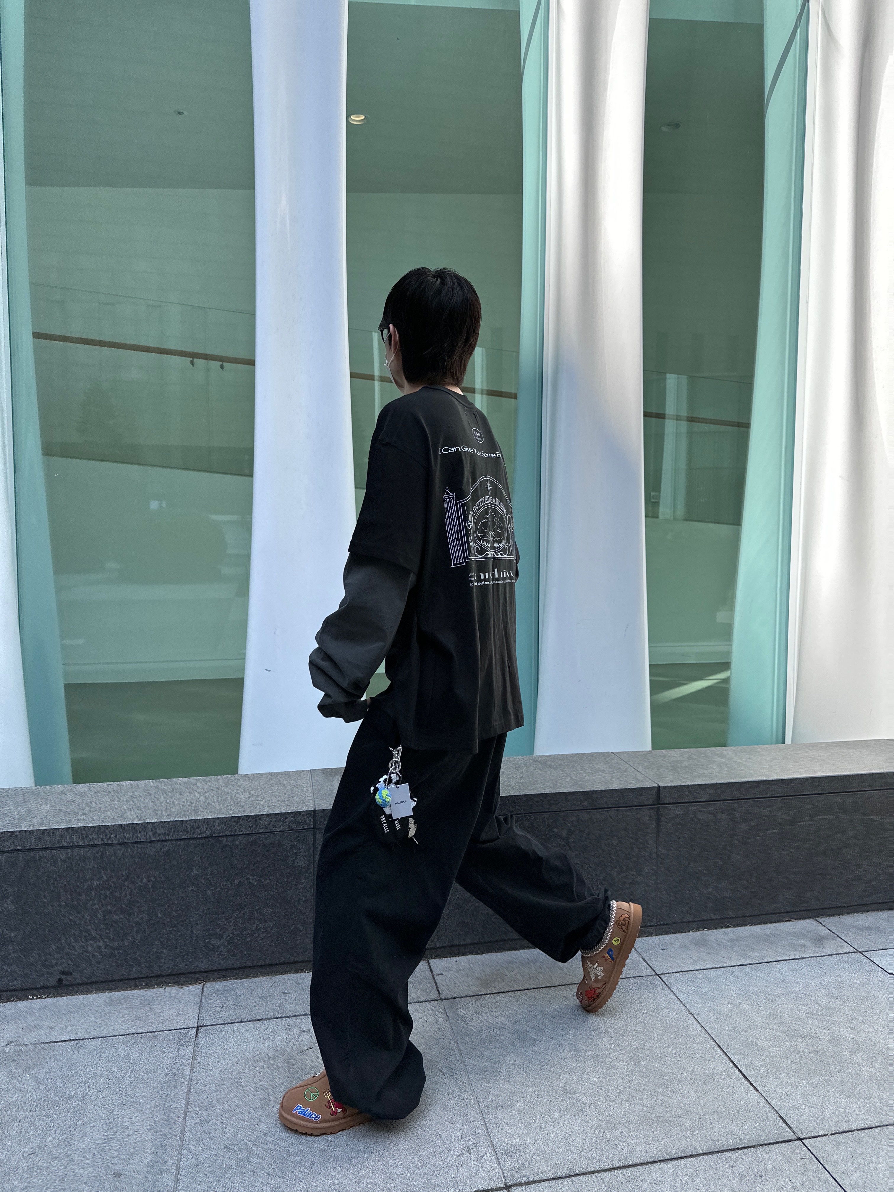 Gentle Monster x Maison Margiela MM106 Black Black, UGG x Palace Tasman Slipper Chestnut 착용 스타일 - 4