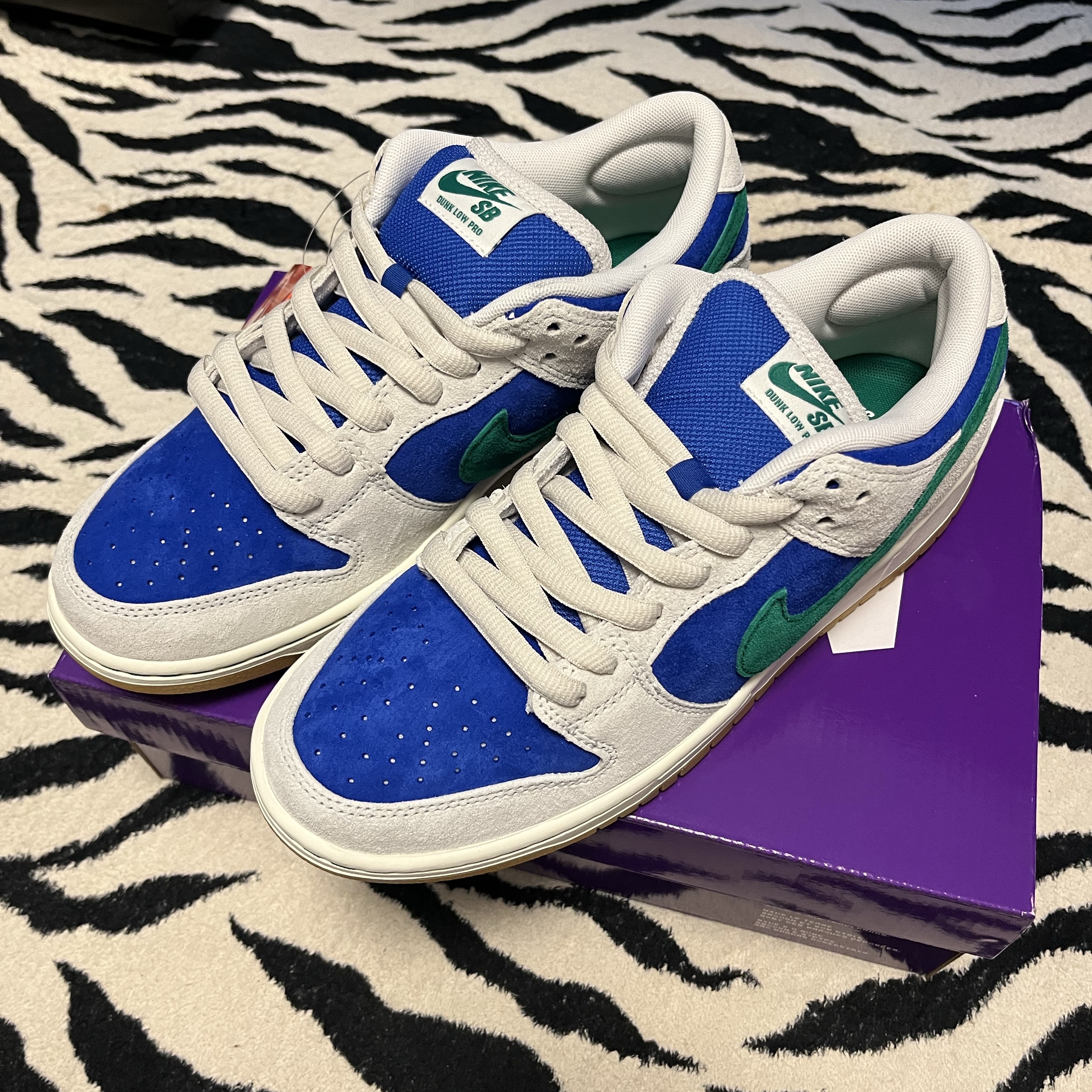 Nike SB Dunk Low Pro Phantom and Hyper Royal 착용 스타일 - 1