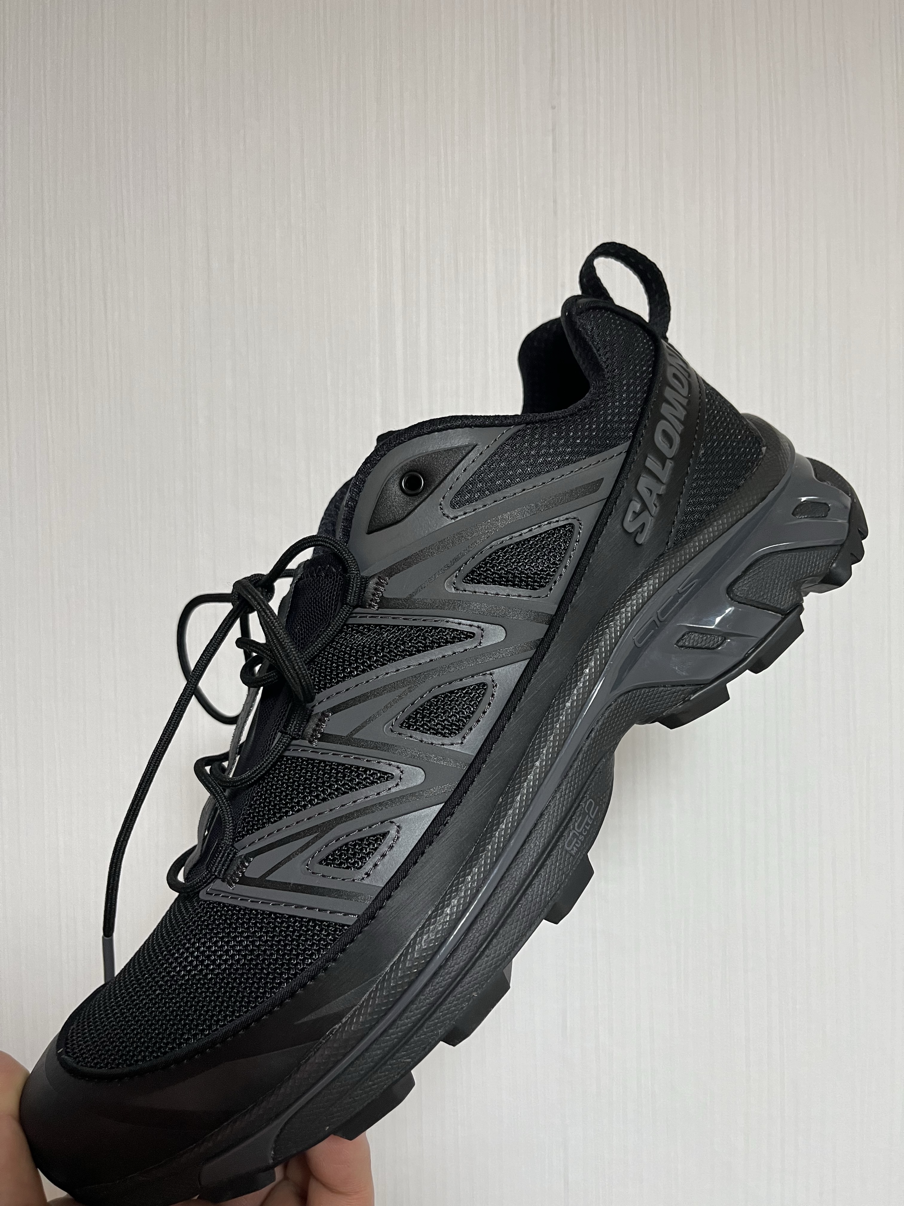 Salomon XT-6 Expanse Black Ebony 착용 스타일 - 1