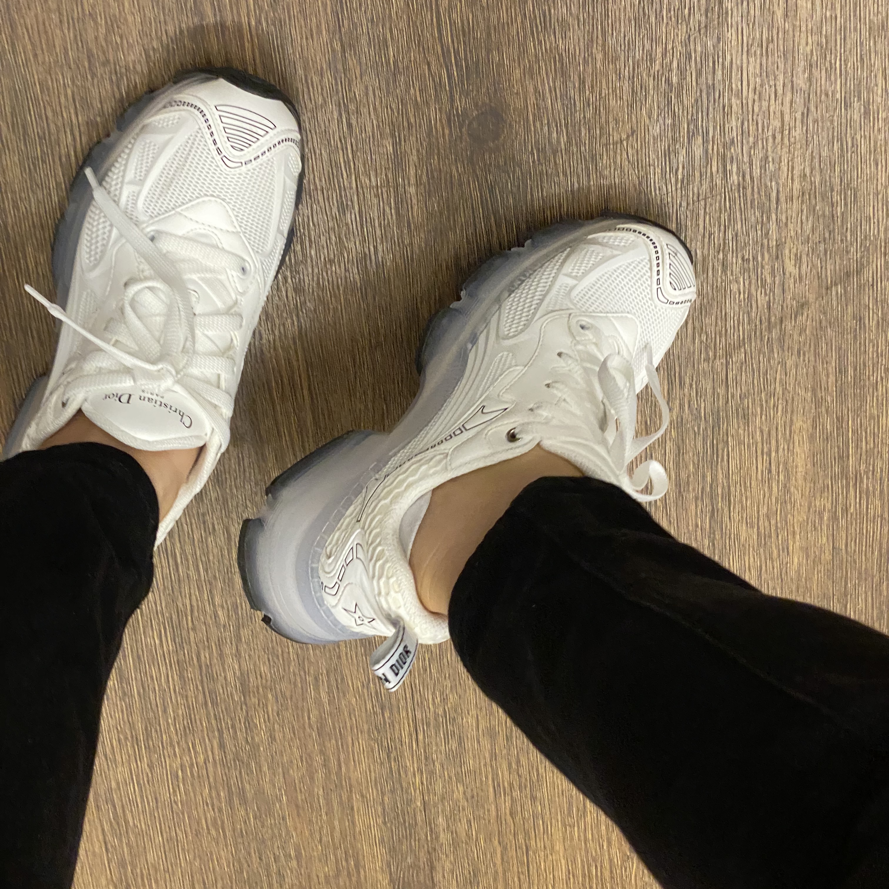 (W) Dior Vibe Sneakers Mesh Rubber Technical Fabric White 착용 스타일 - 2