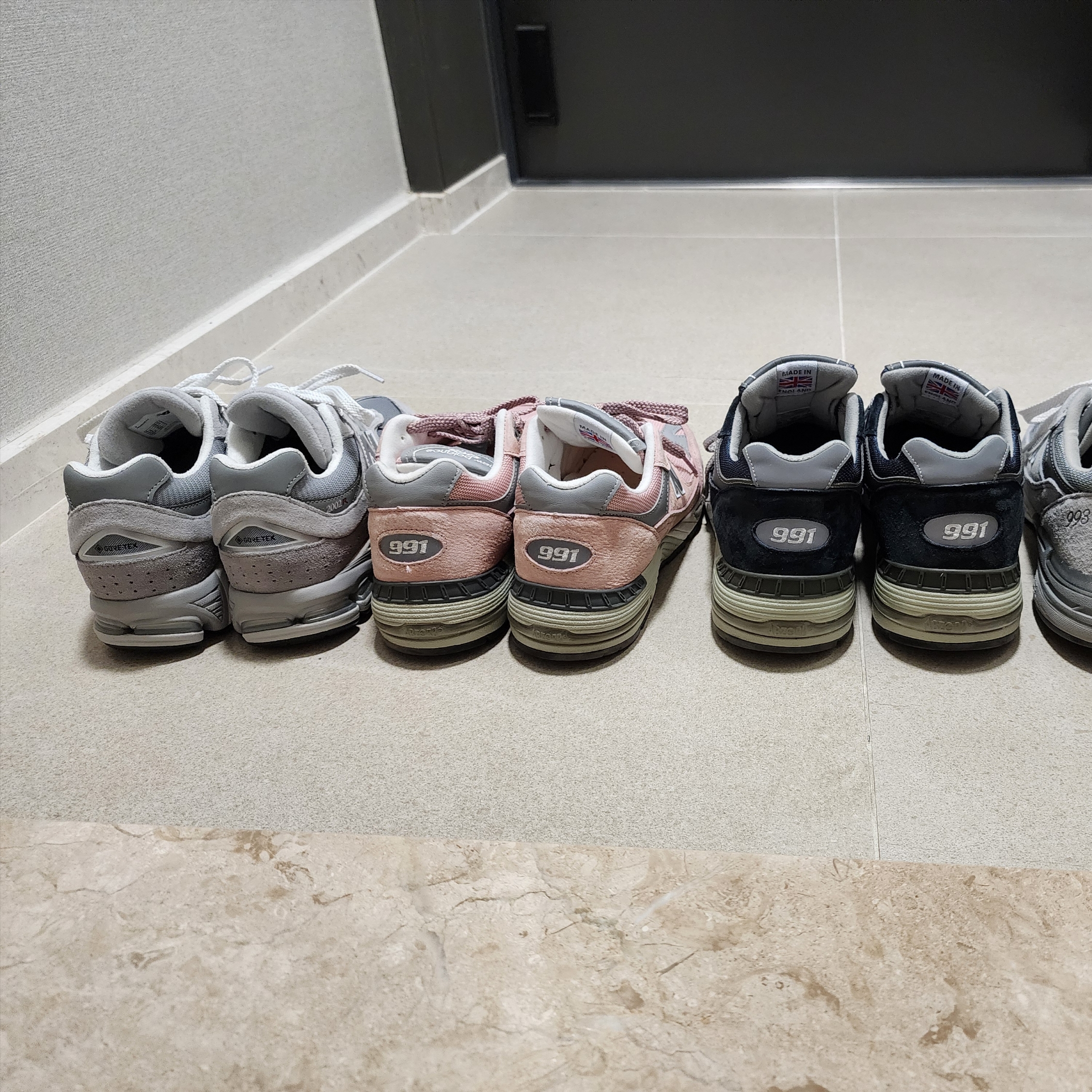 New Balance 2002R Gore-Tex Concrete Harbor Grey, (W) New Balance 991 Made in UK Shy Pink 착용 스타일 - 3