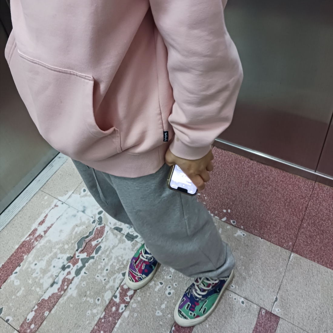 Converse x Fear of God Essentials Skid Grip Hi, Nike x Stussy Air Huarache LE Desert Oak 착용 스타일 - 2